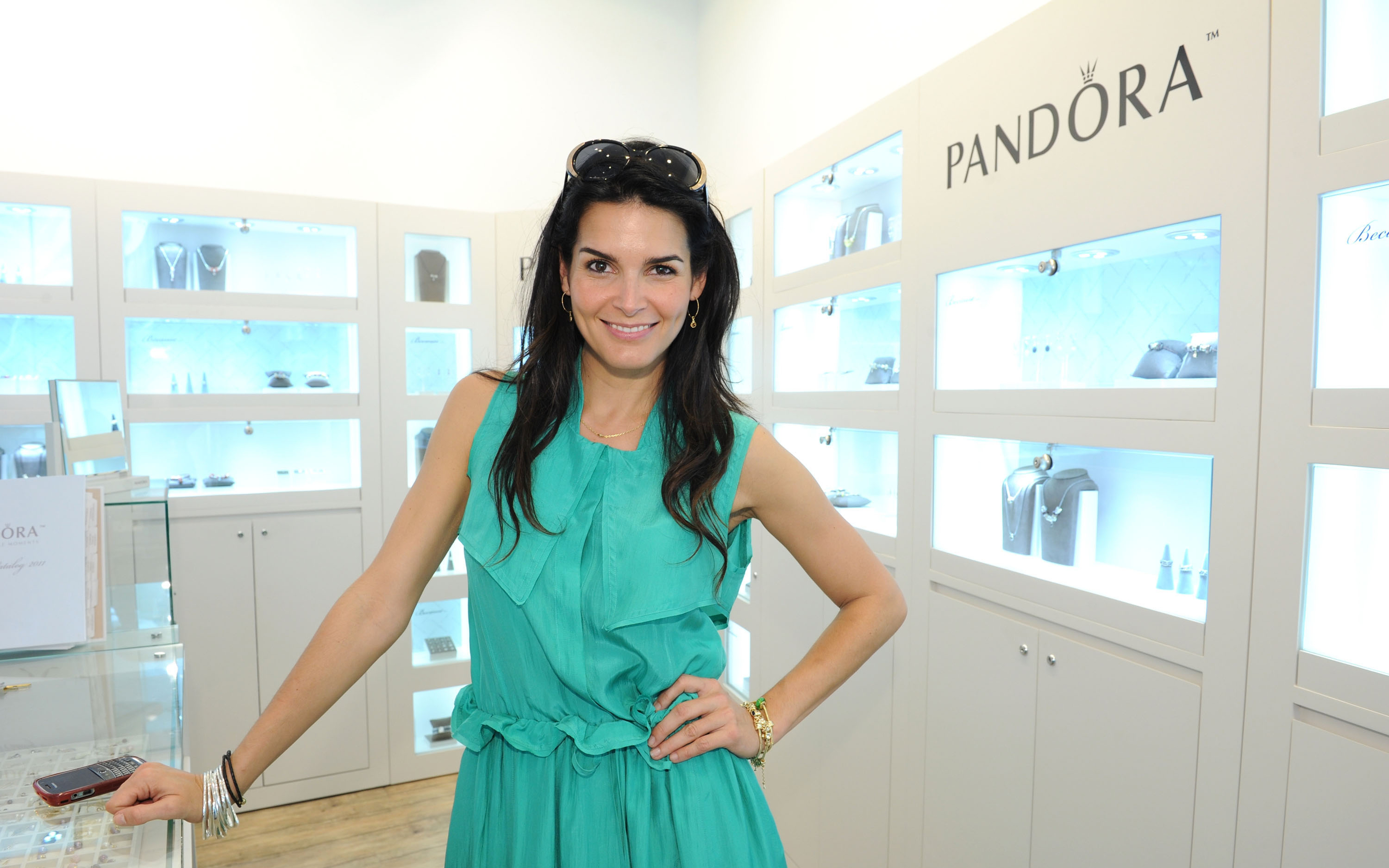 Angie Harmon in Pandora store HD Wallpaper