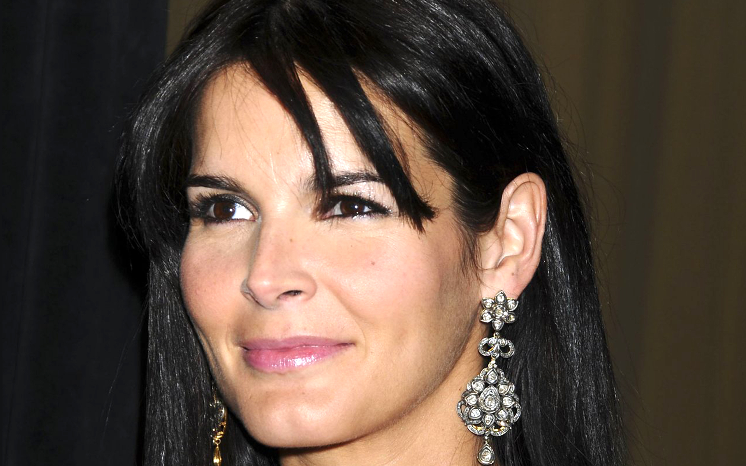 Angie Harmon HD Wallpaper