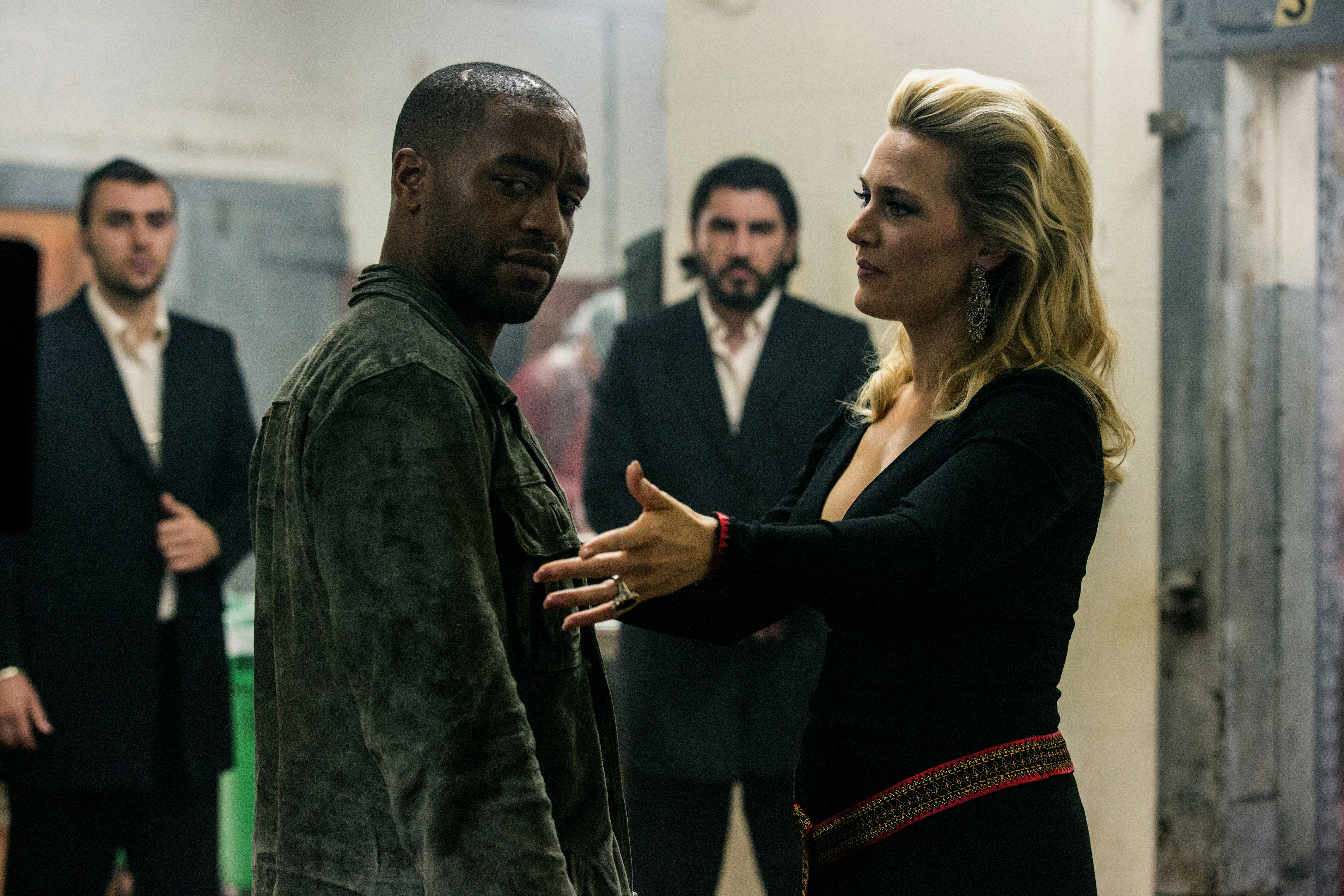 Chiwetel Ejiofor and Kate Winslet in a tense scene HD Wallpaper