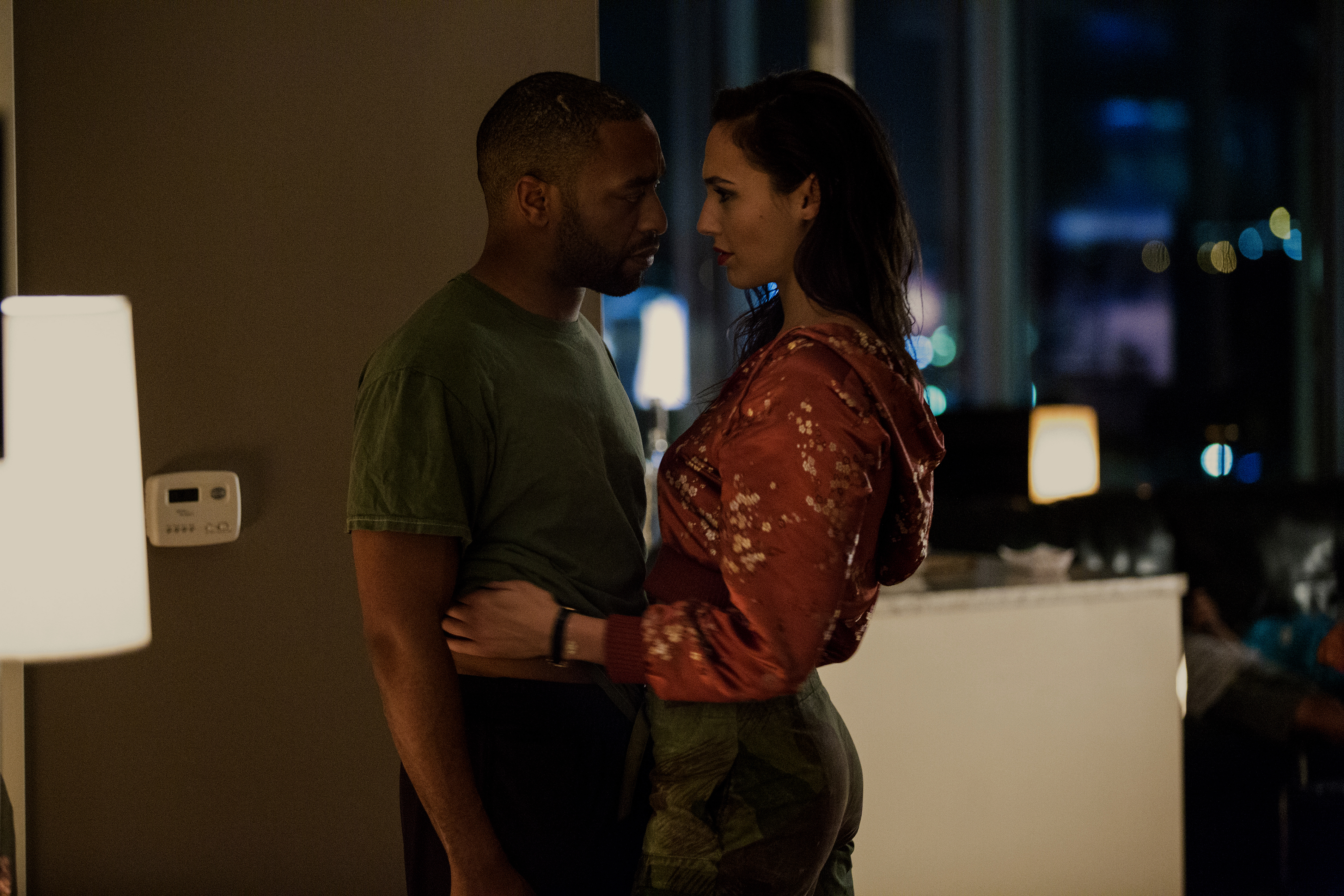 Chiwetel Ejiofor and woman in apartment HD Wallpaper