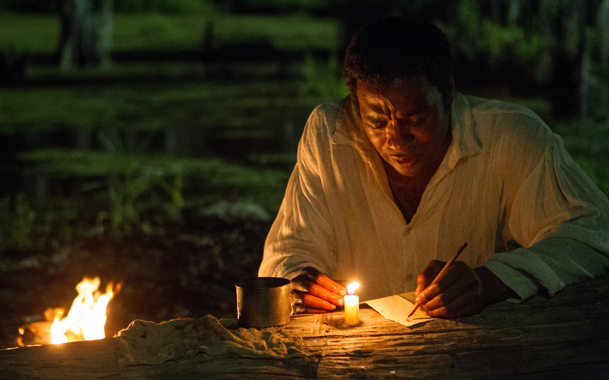 Chiwetel Ejiofor writing by candlelight HD Wallpaper