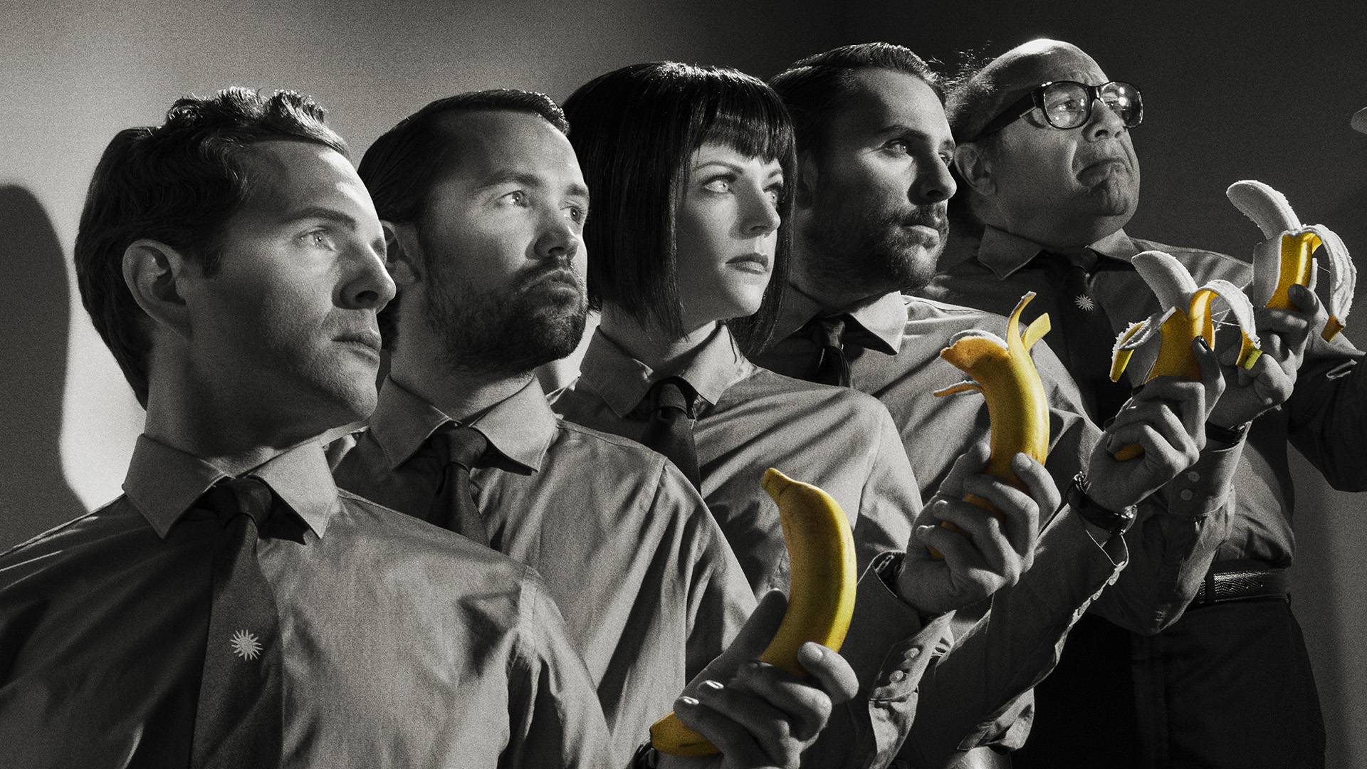 Rob McElhenney and cast holding bananas HD Wallpaper