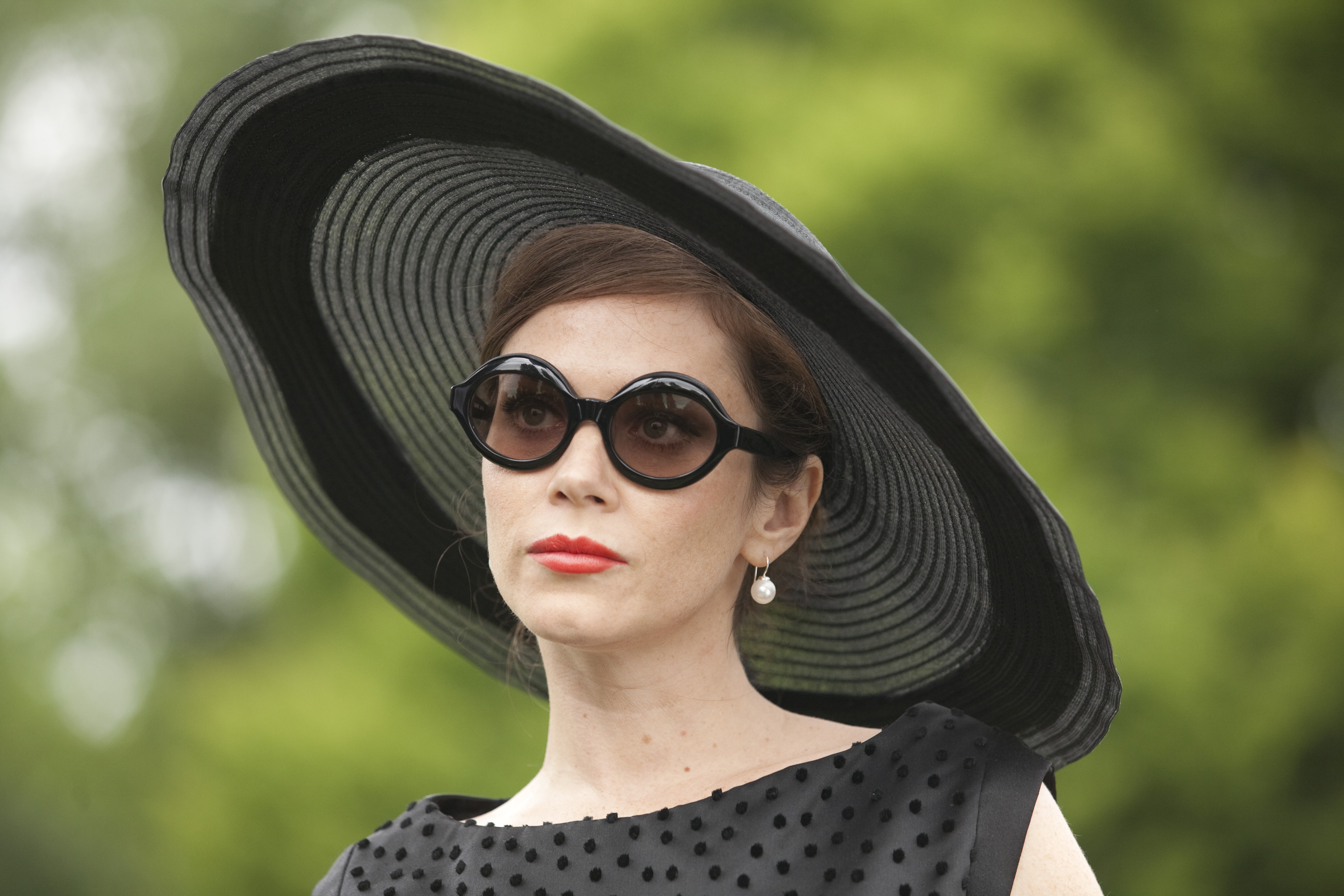 Anna Friel wearing a large black hat and sunglasses HD Wallpaper