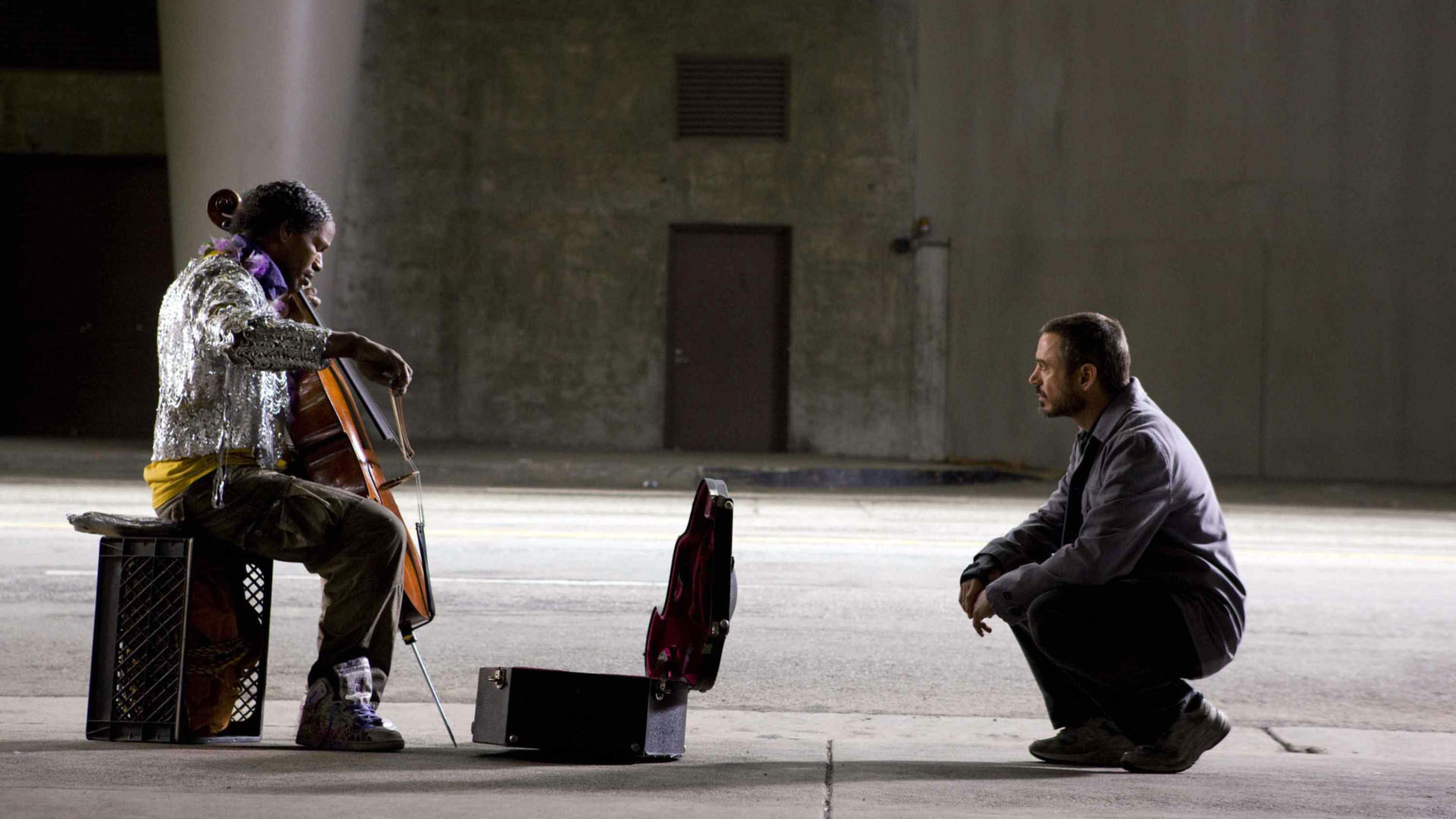 Jamie Foxx playing cello for a man HD Wallpaper