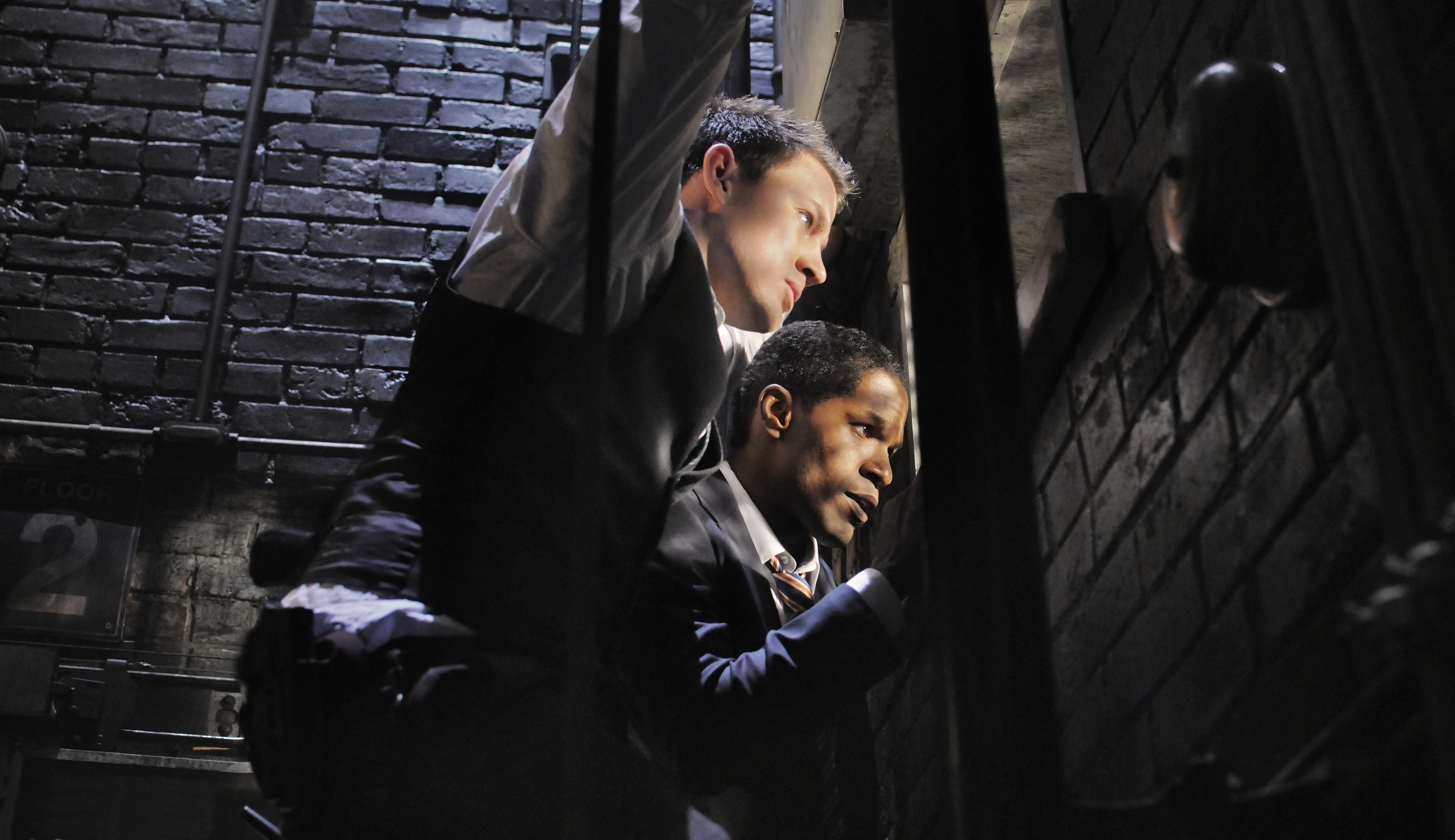Jamie Foxx in a dark alley HD Wallpaper