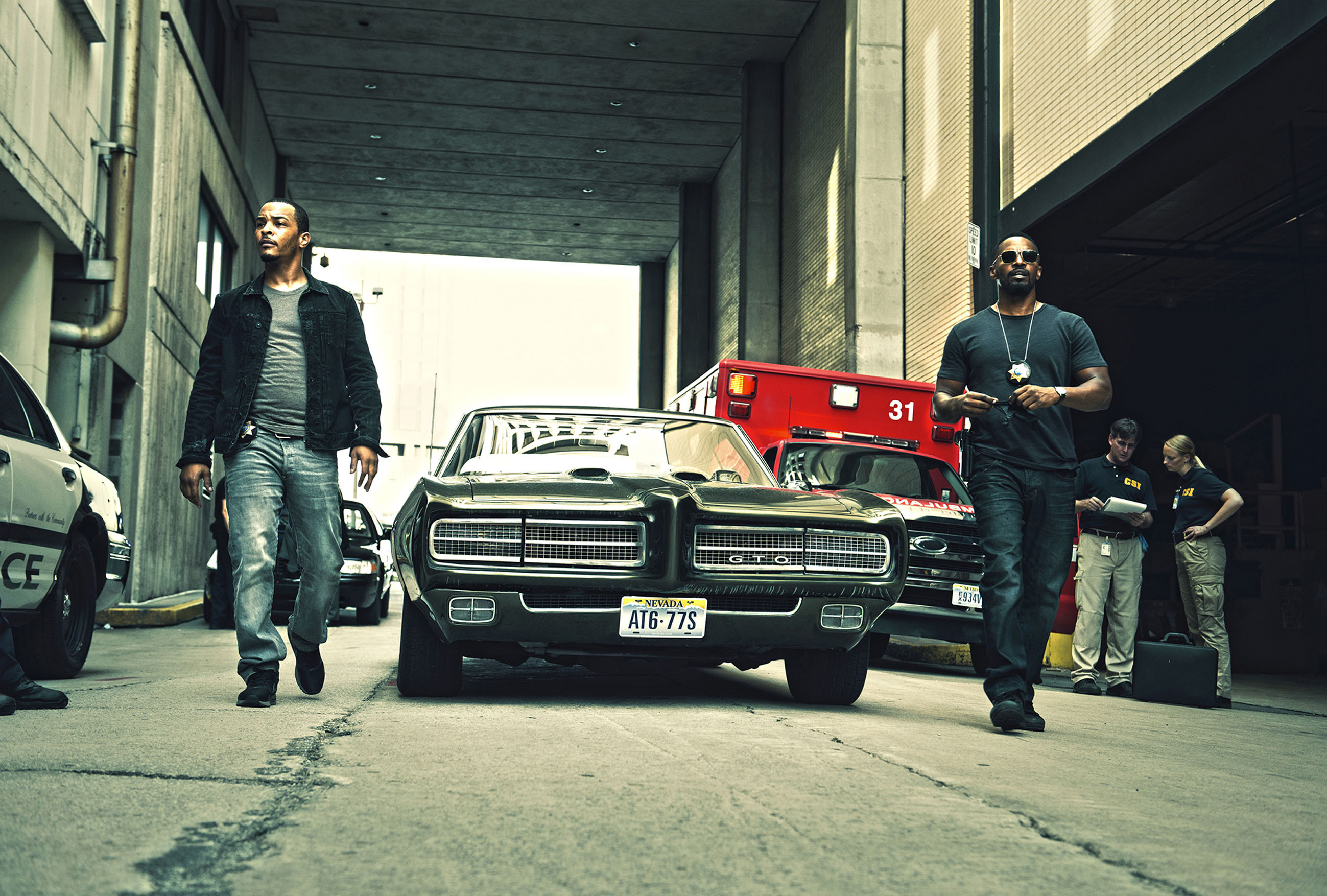 Jamie Foxx and other men with cars and ambulance HD Wallpaper