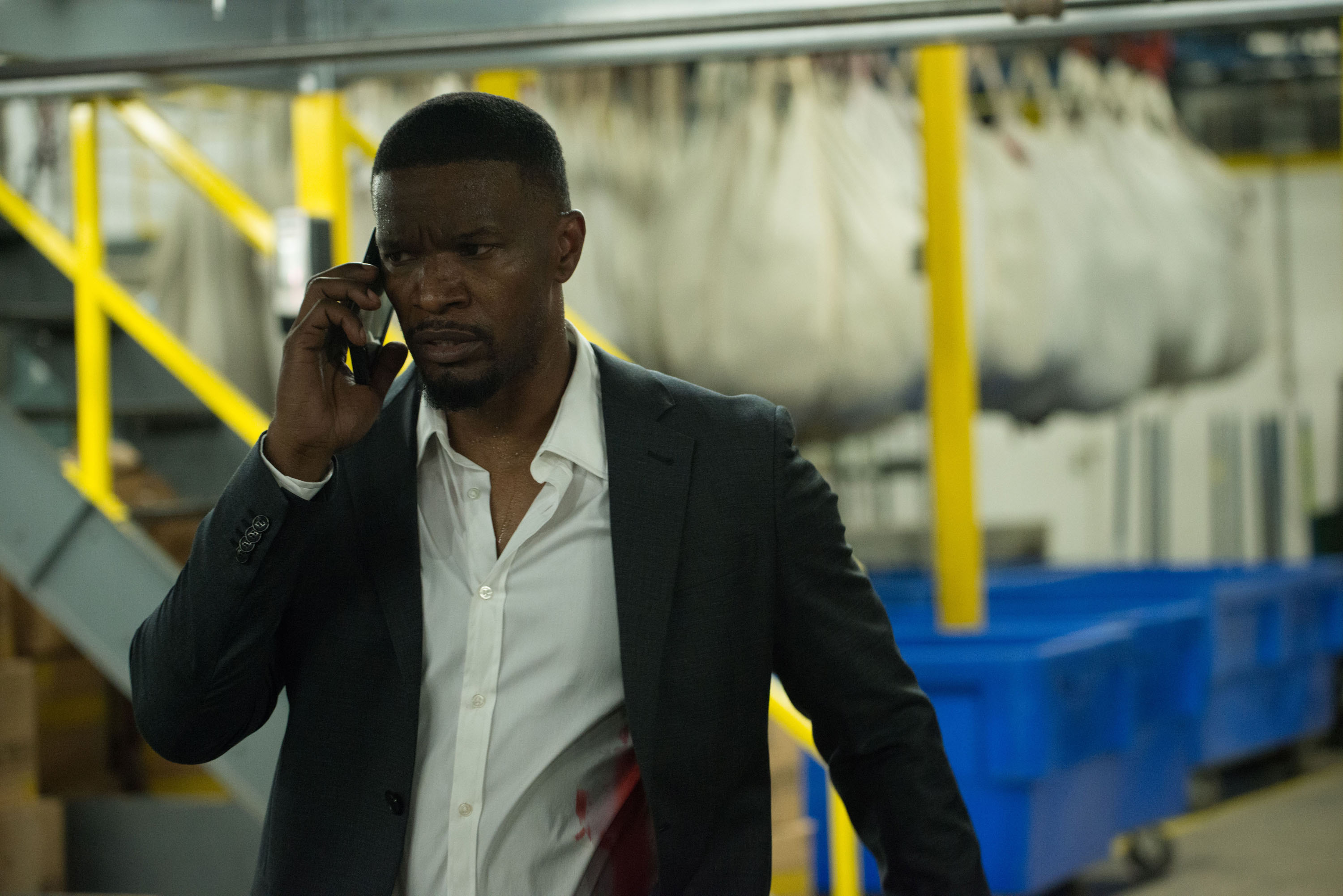 Jamie Foxx on the phone in a warehouse HD Wallpaper