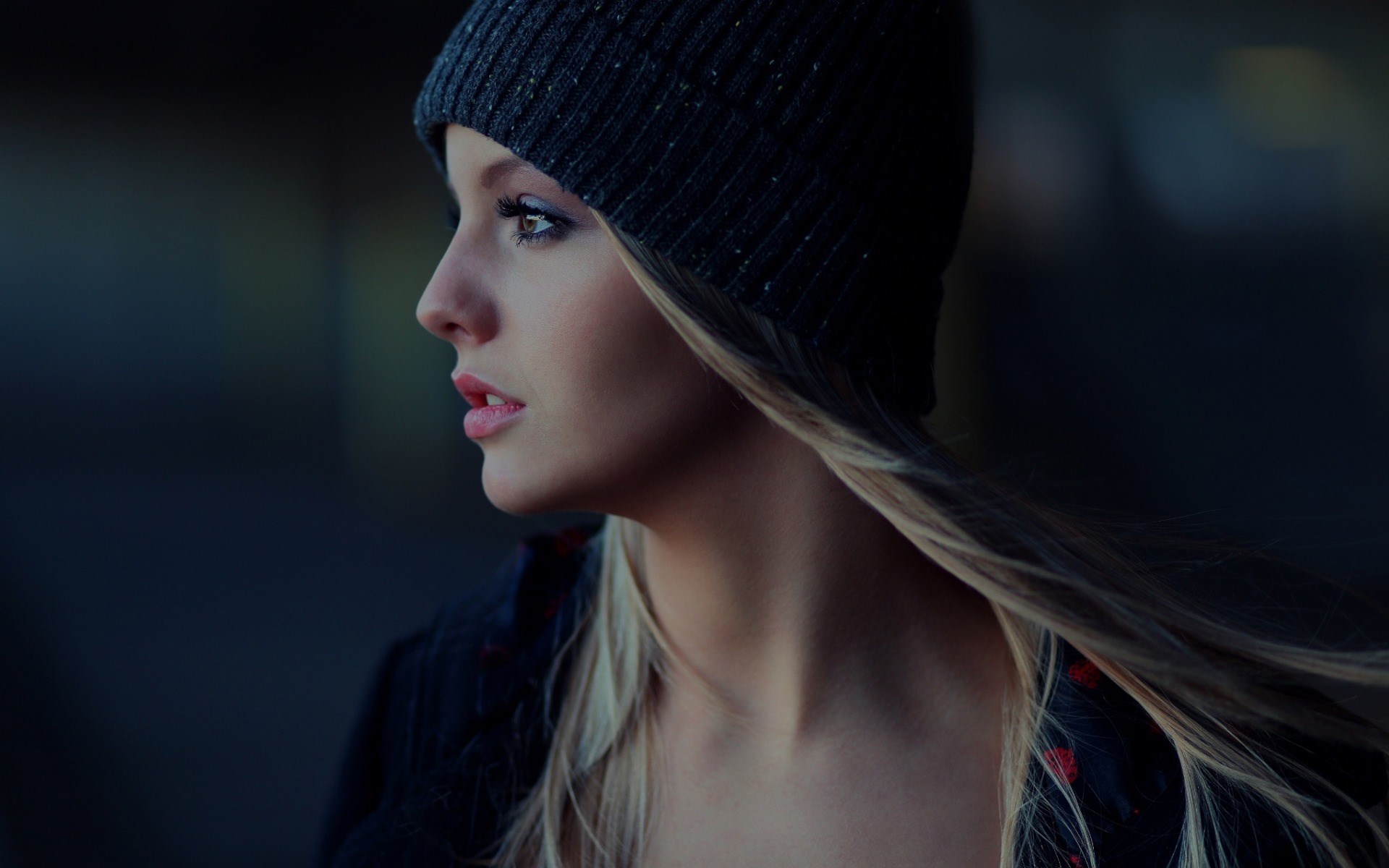Woman wearing a beanie and jacket HD Wallpaper