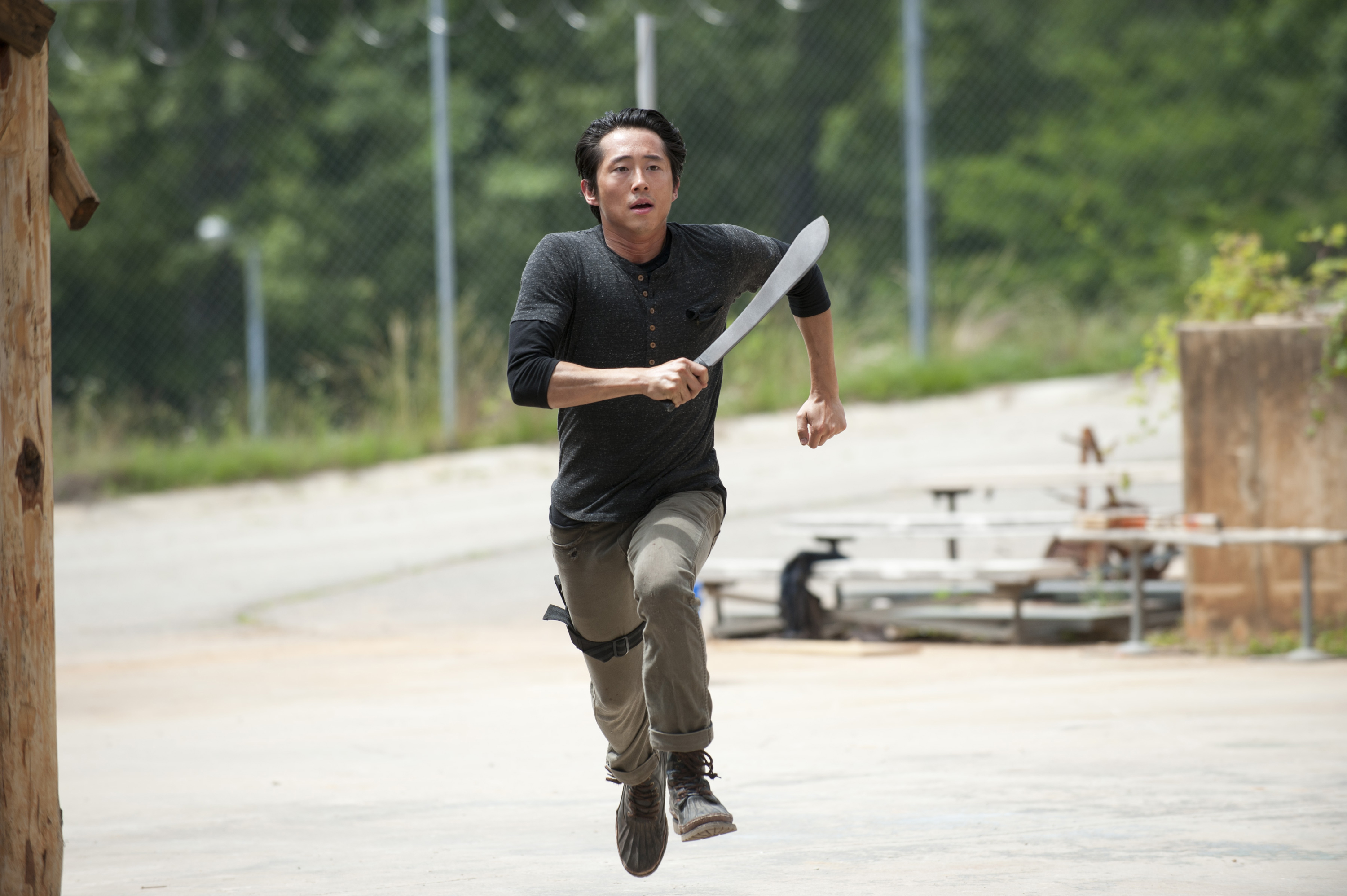 Steven Yeun running with a machete HD Wallpaper
