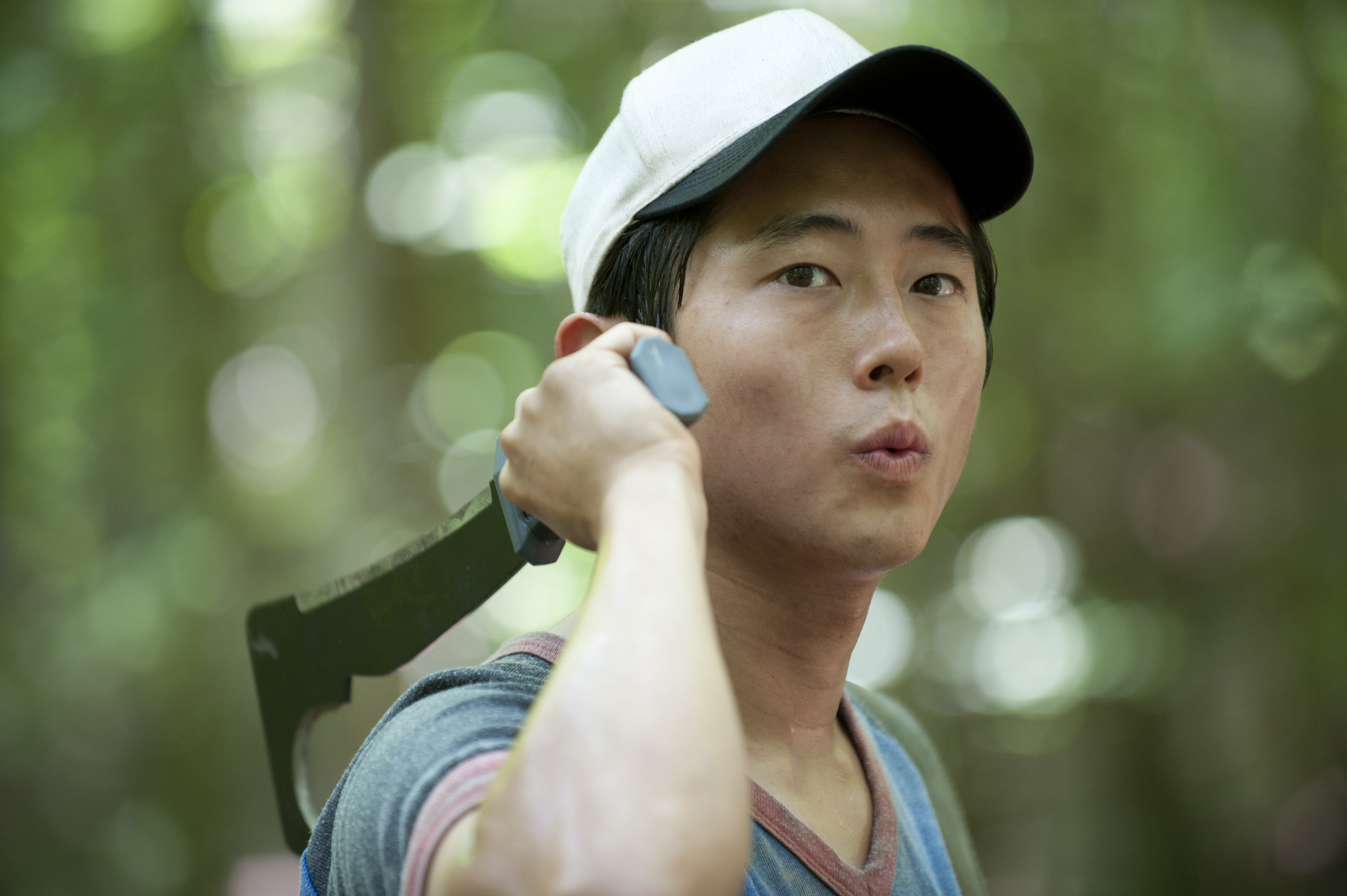 Steven Yeun with a machete HD Wallpaper