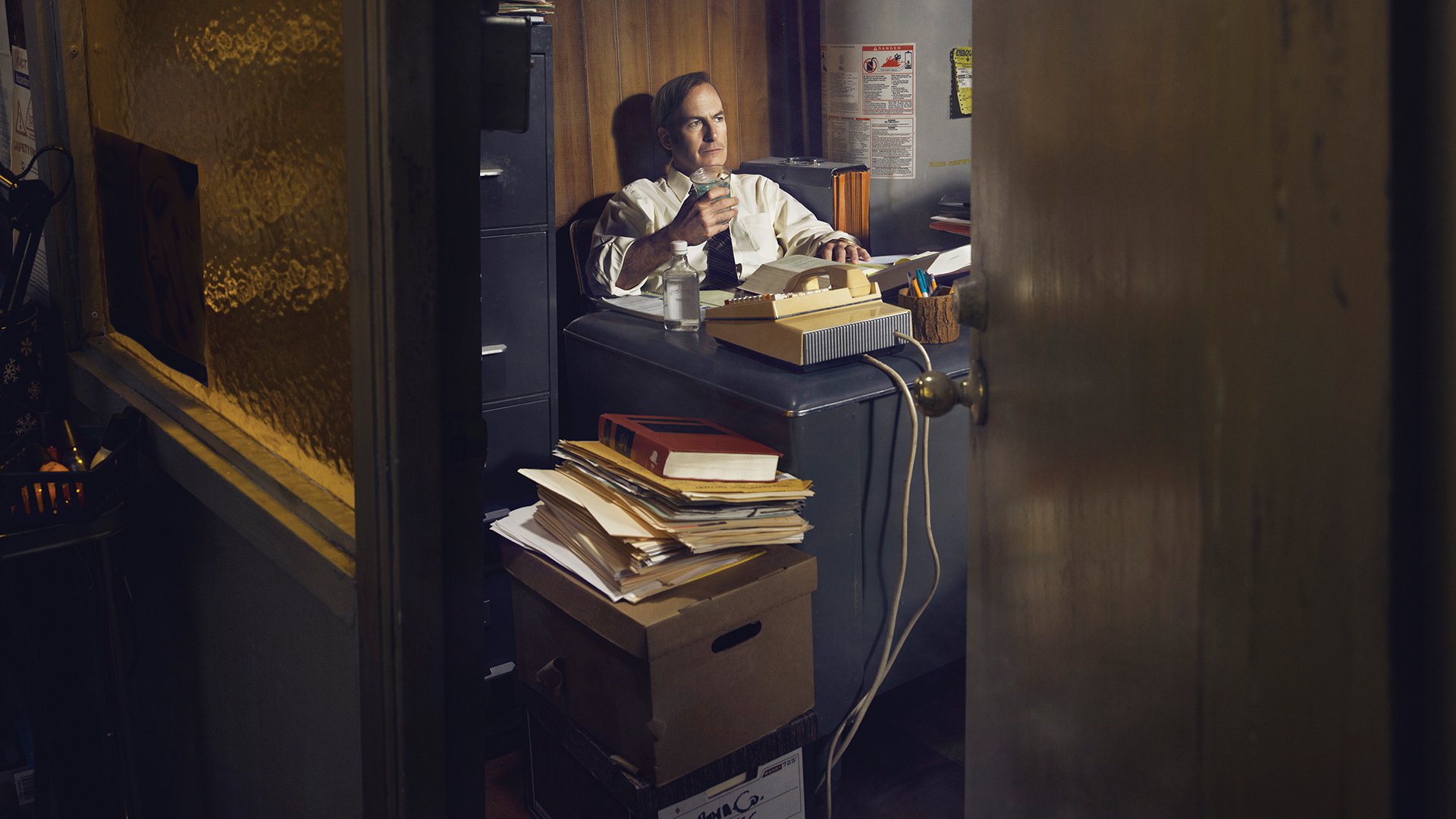 Bob Odenkirk in an office HD Wallpaper