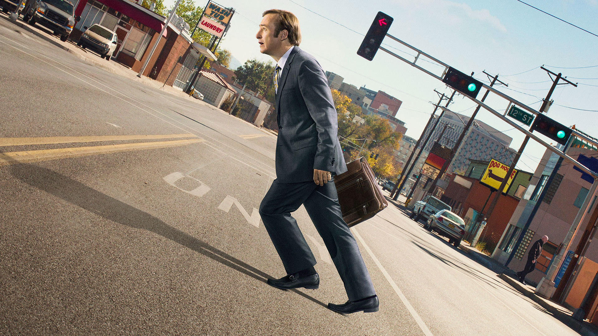 Bob Odenkirk as Saul Goodman crossing street HD Wallpaper