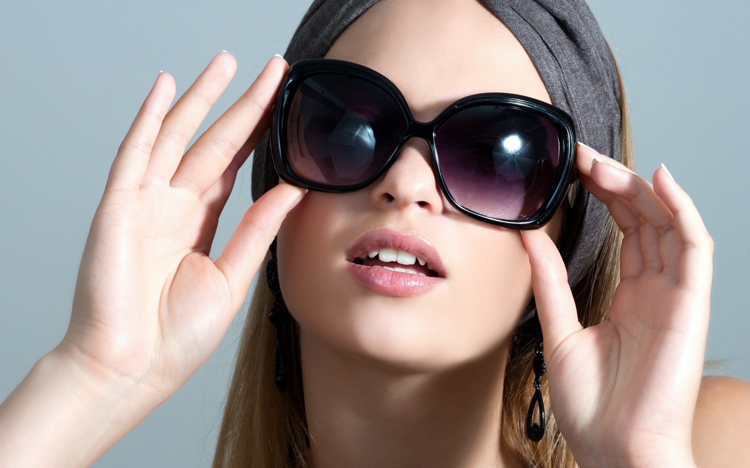 Woman wearing large sunglasses and a headband HD Wallpaper