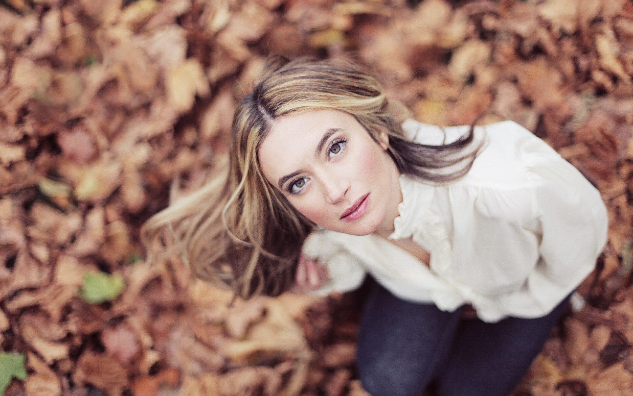 Woman sitting on autumn leaves HD Wallpaper