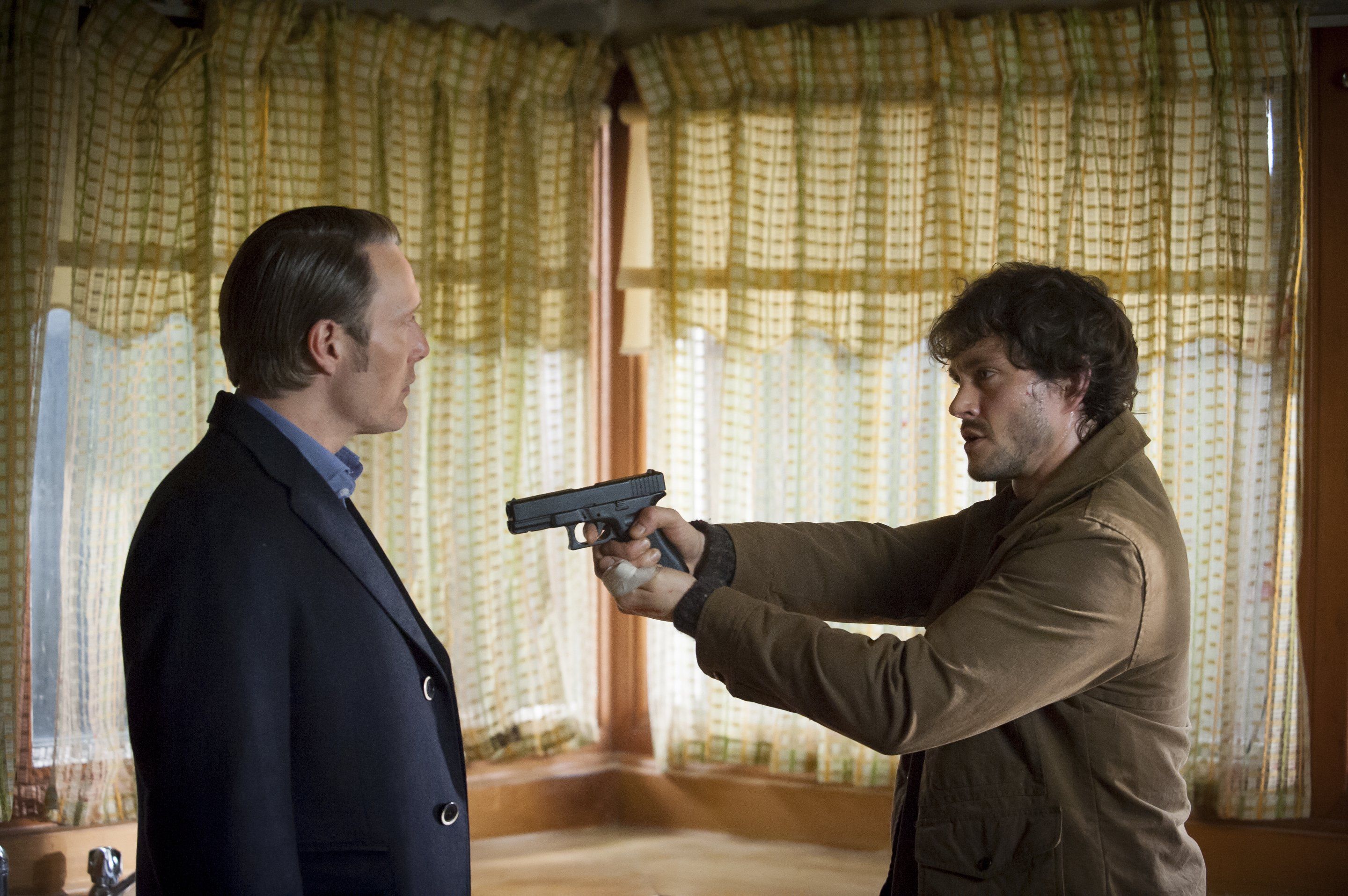 Will Graham from Hannibal holding a gun to Hannibal Lecter HD Wallpaper