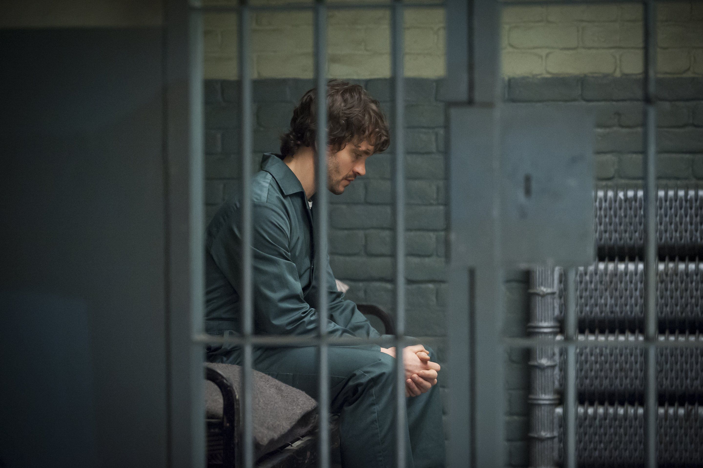 Hugh Dancy in a prison cell HD Wallpaper