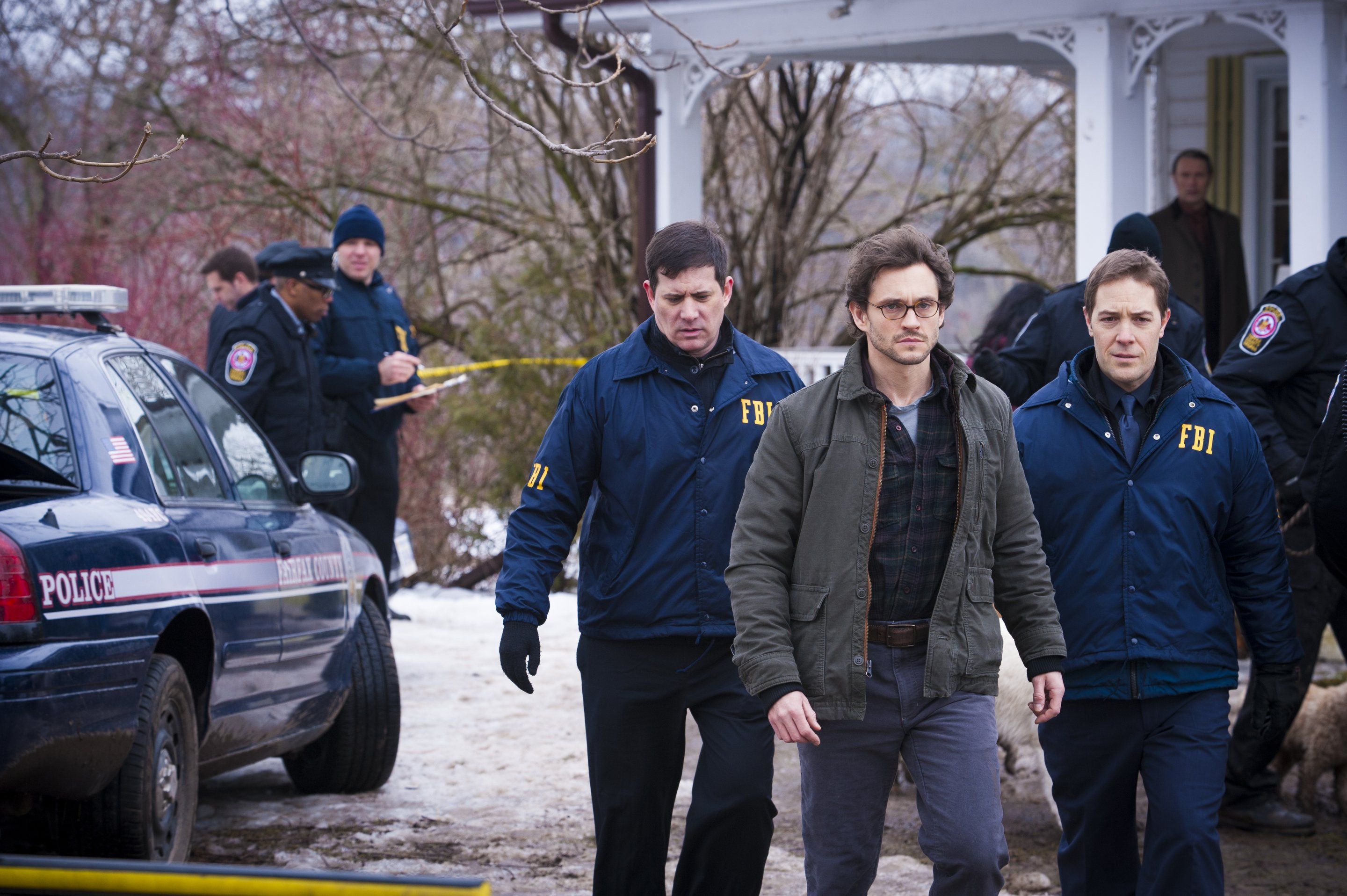 Hugh Dancy and FBI agents at a crime scene HD Wallpaper