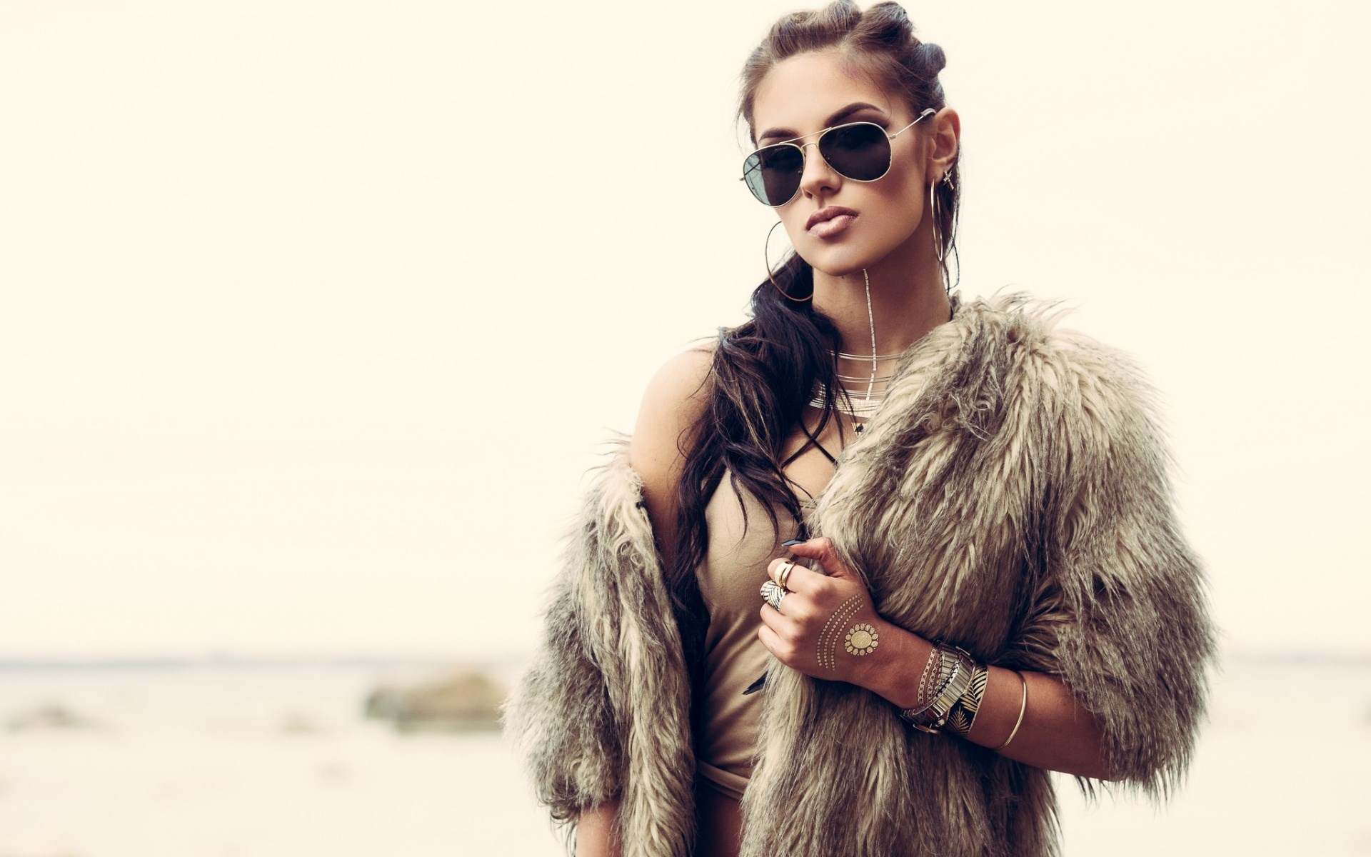 Woman in fur coat and sunglasses HD Wallpaper