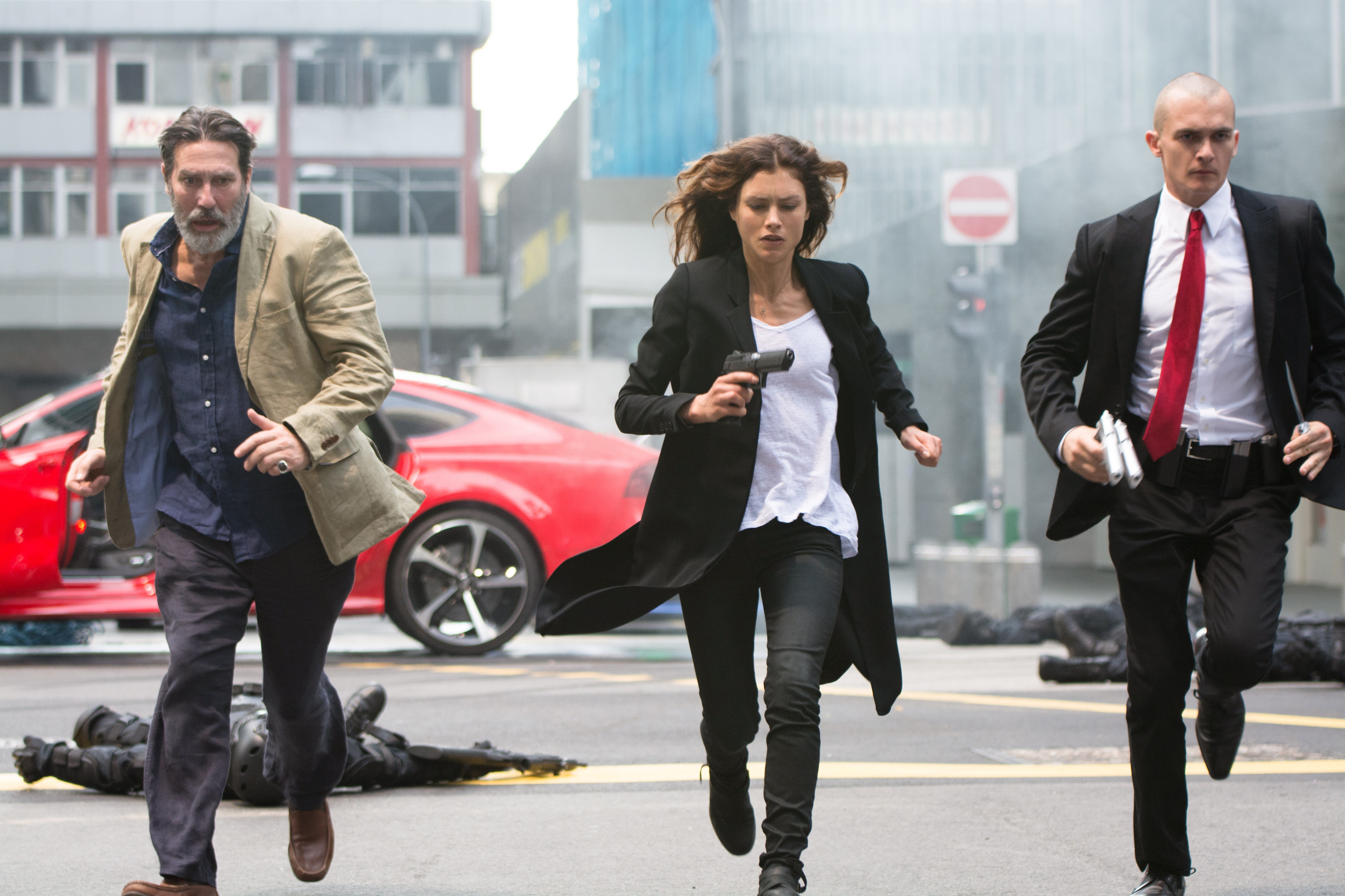 Hannah Ware and two men running with guns HD Wallpaper