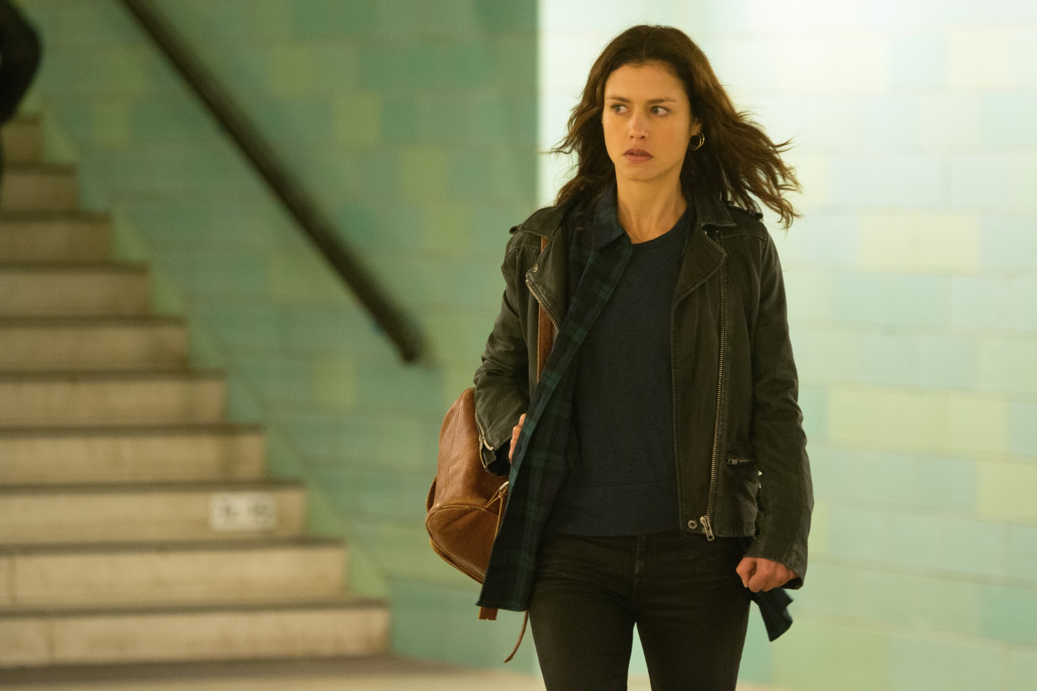 Hannah Ware walking HD Wallpaper