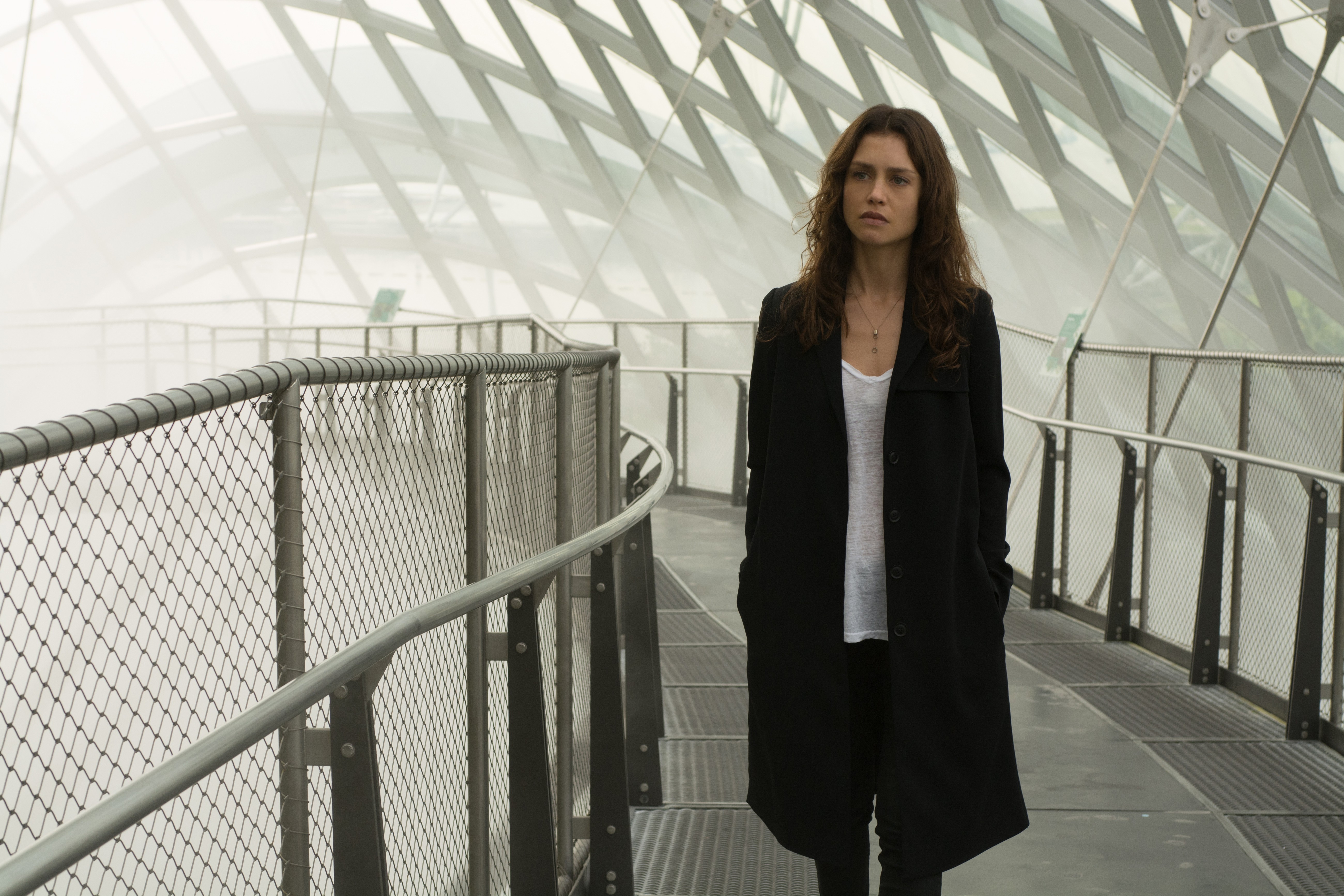 Hannah Ware in a modern walkway HD Wallpaper