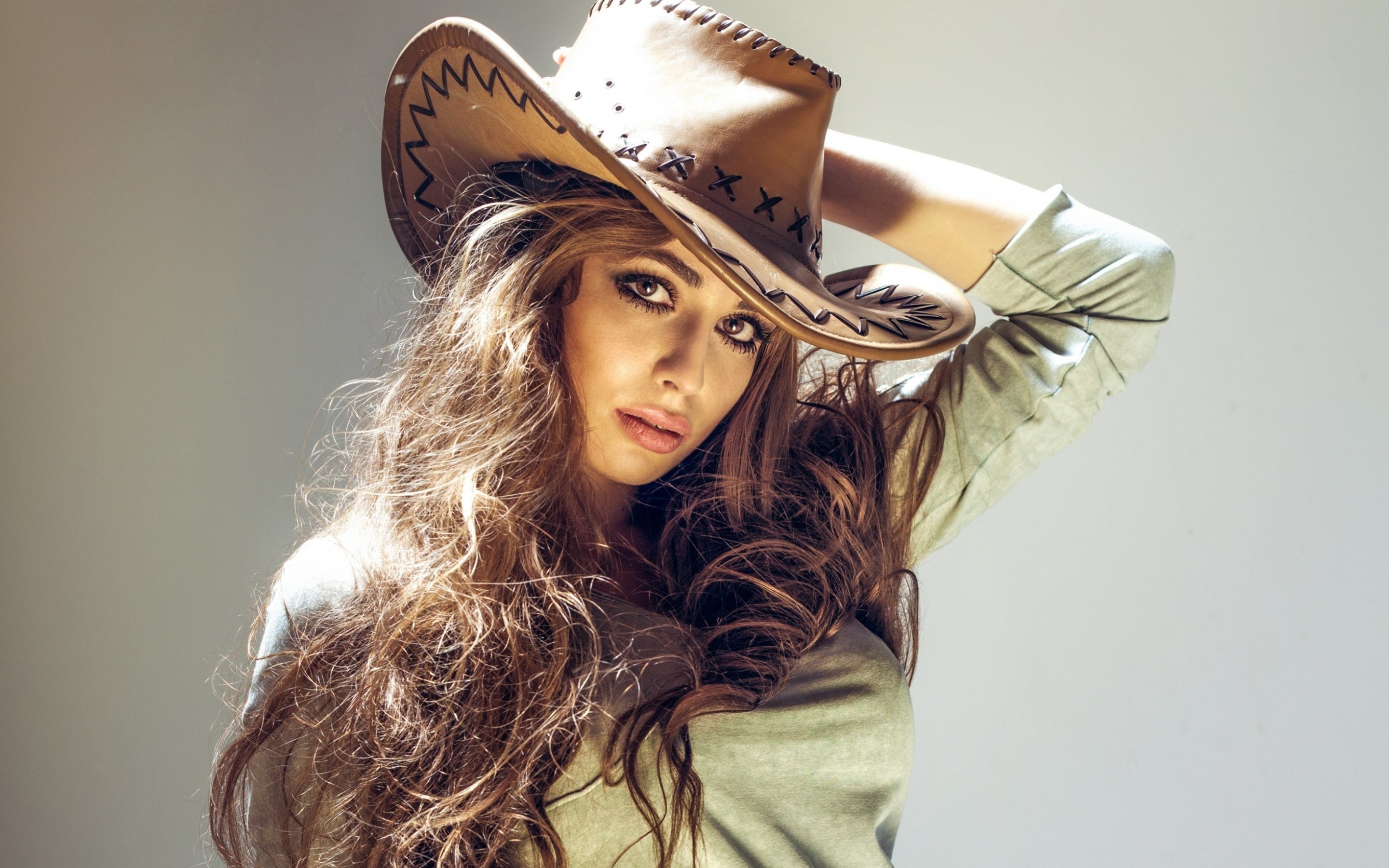 Woman in a cowboy hat HD Wallpaper