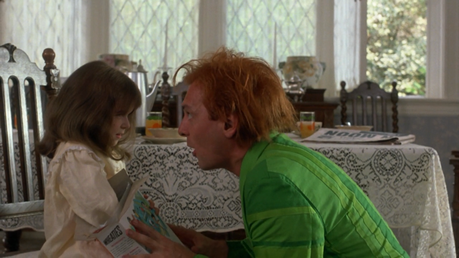 Rik Mayall and a young girl reading HD Wallpaper