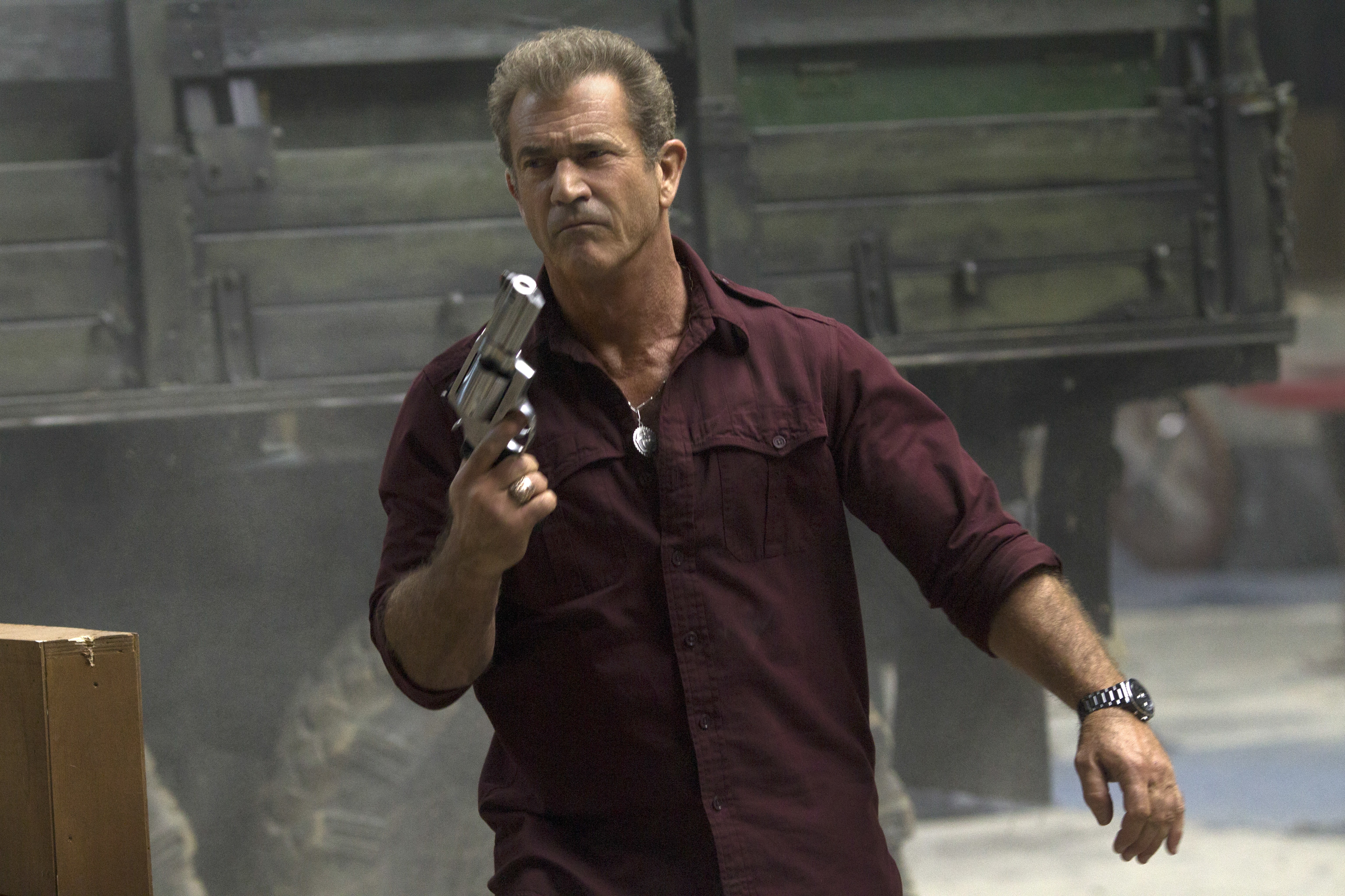 Mel Gibson holding a handgun HD Wallpaper
