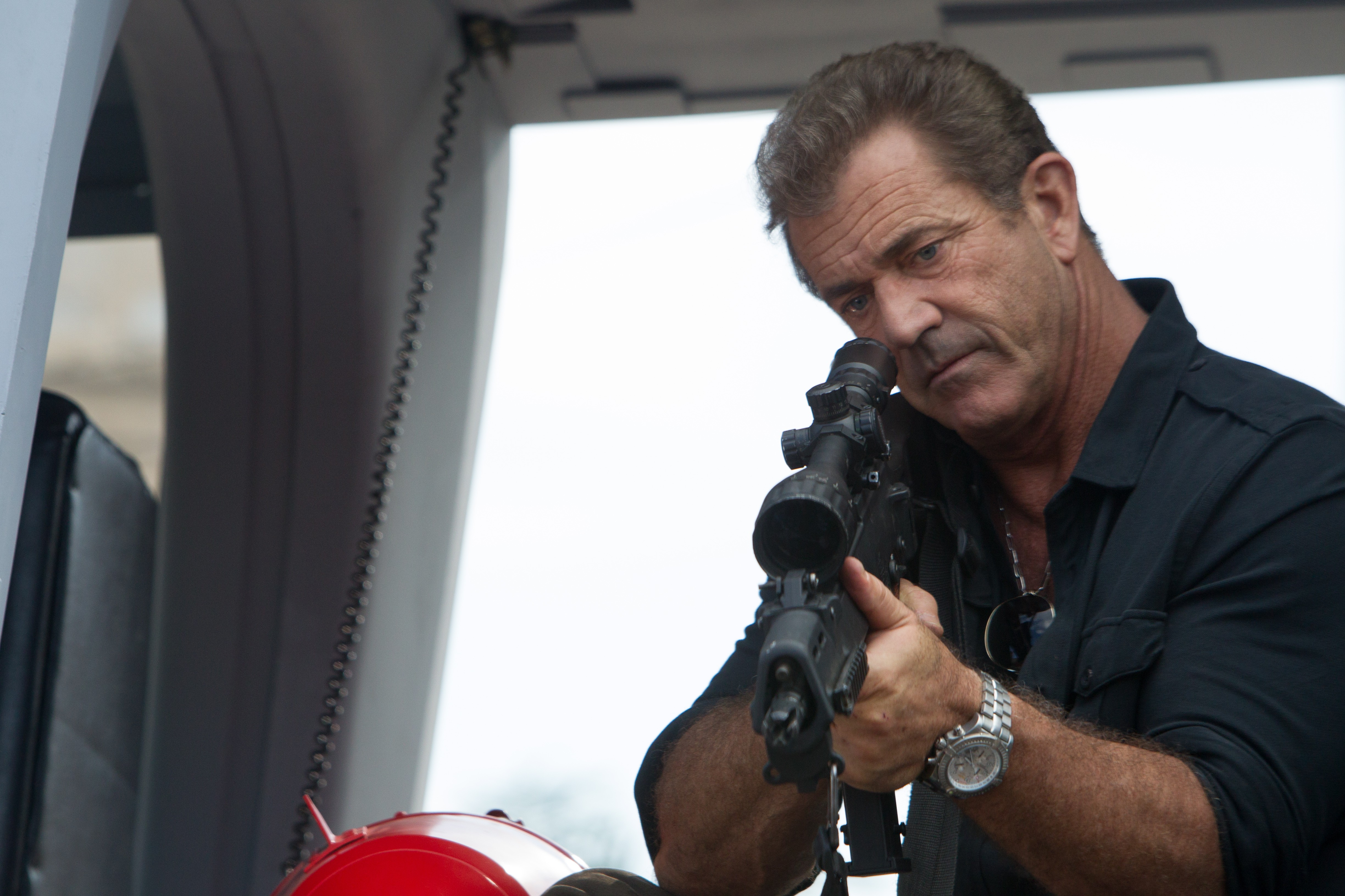 Mel Gibson with a rifle HD Wallpaper