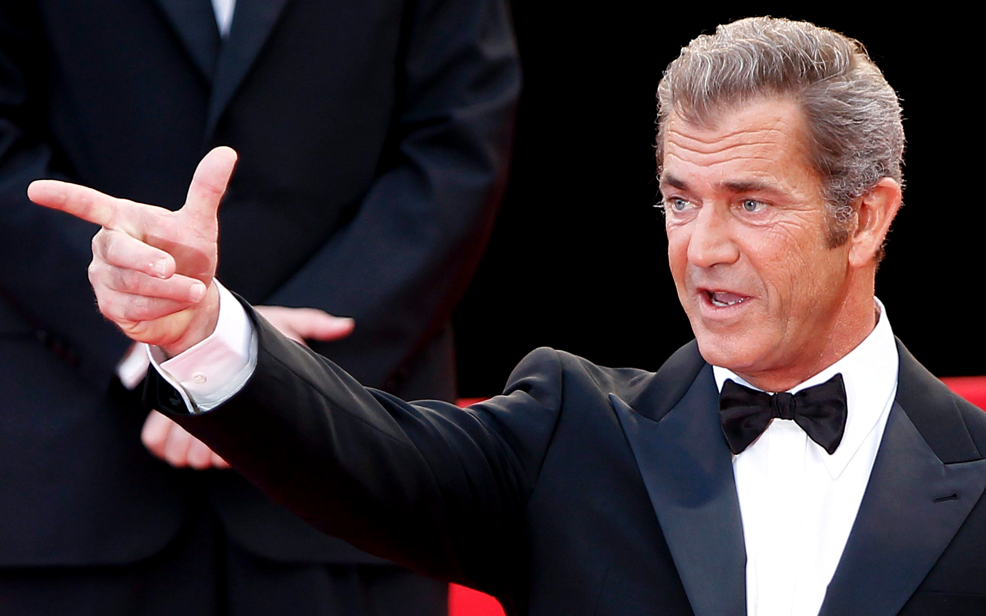Mel Gibson in a tuxedo HD Wallpaper