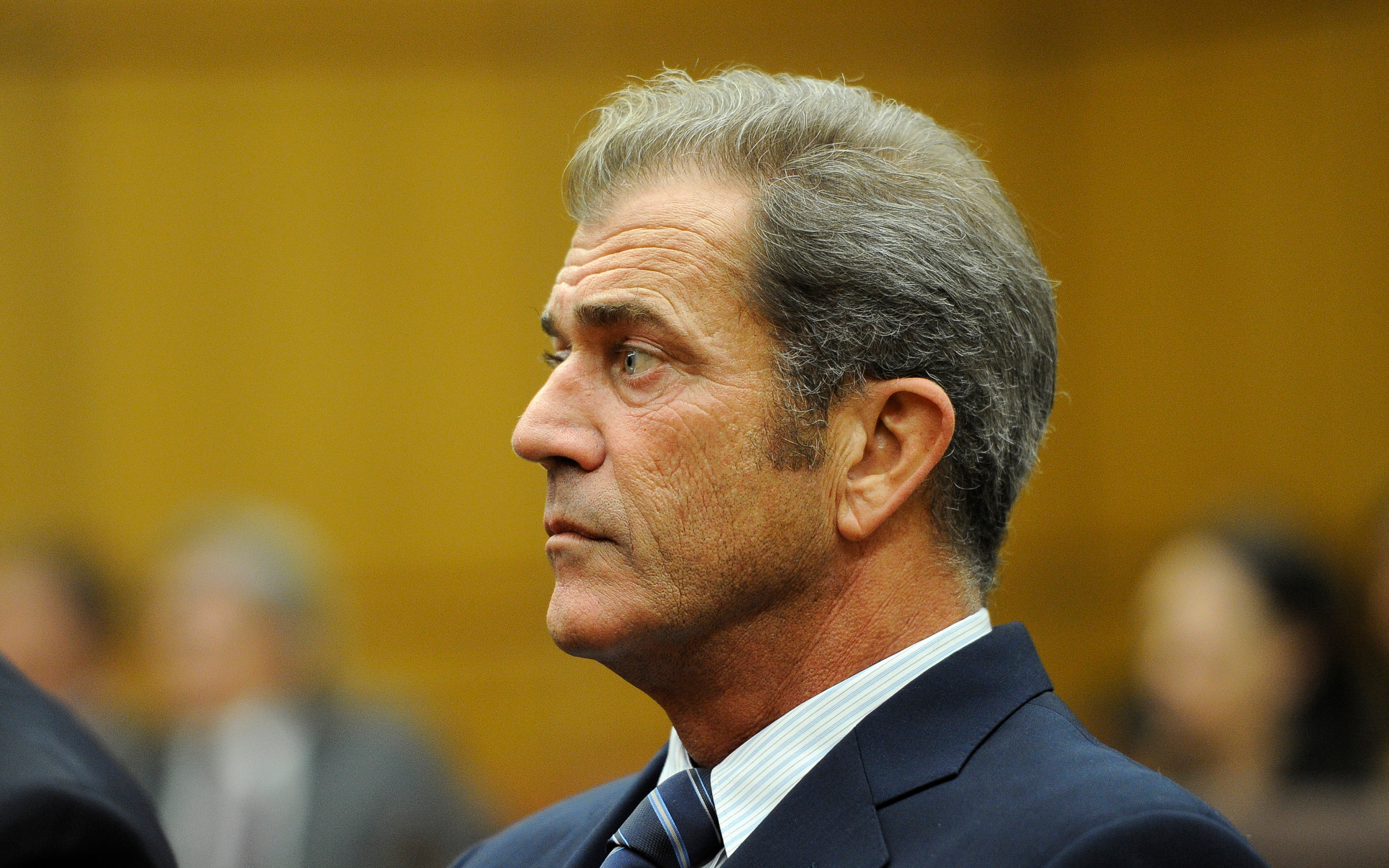 Mel Gibson in a suit HD Wallpaper
