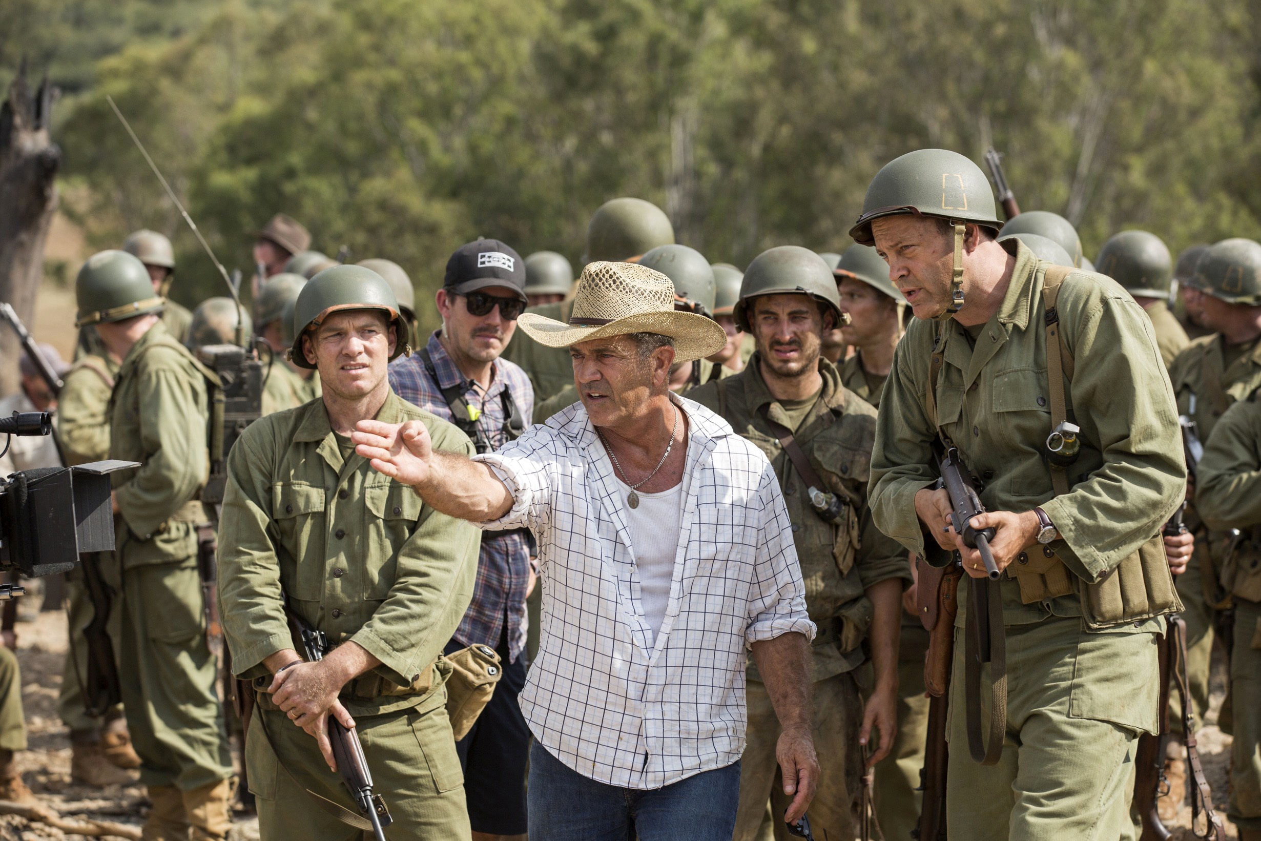 Mel Gibson directing soldiers in Hacksaw Ridge HD Wallpaper