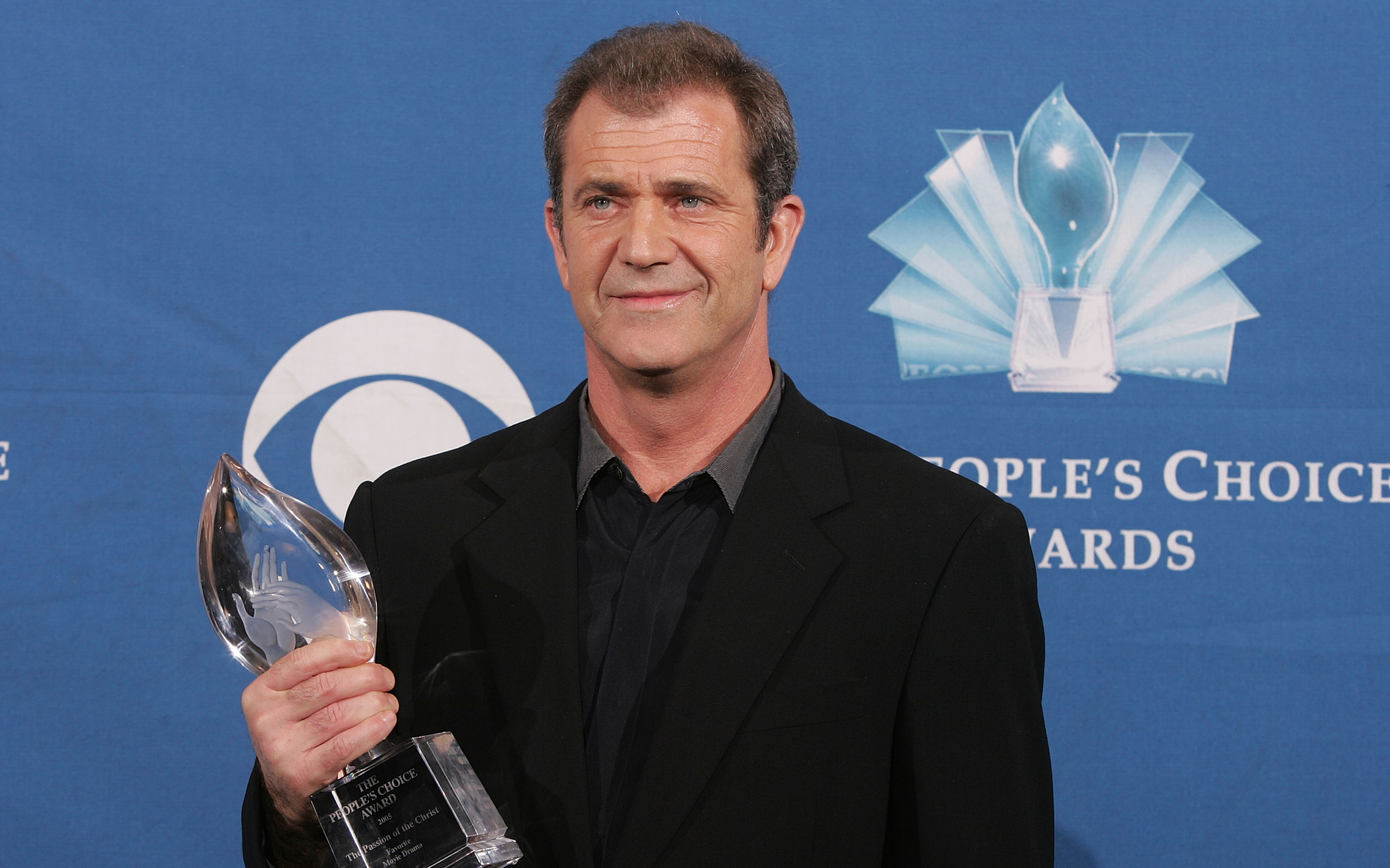 Mel Gibson holding People's Choice Award HD Wallpaper