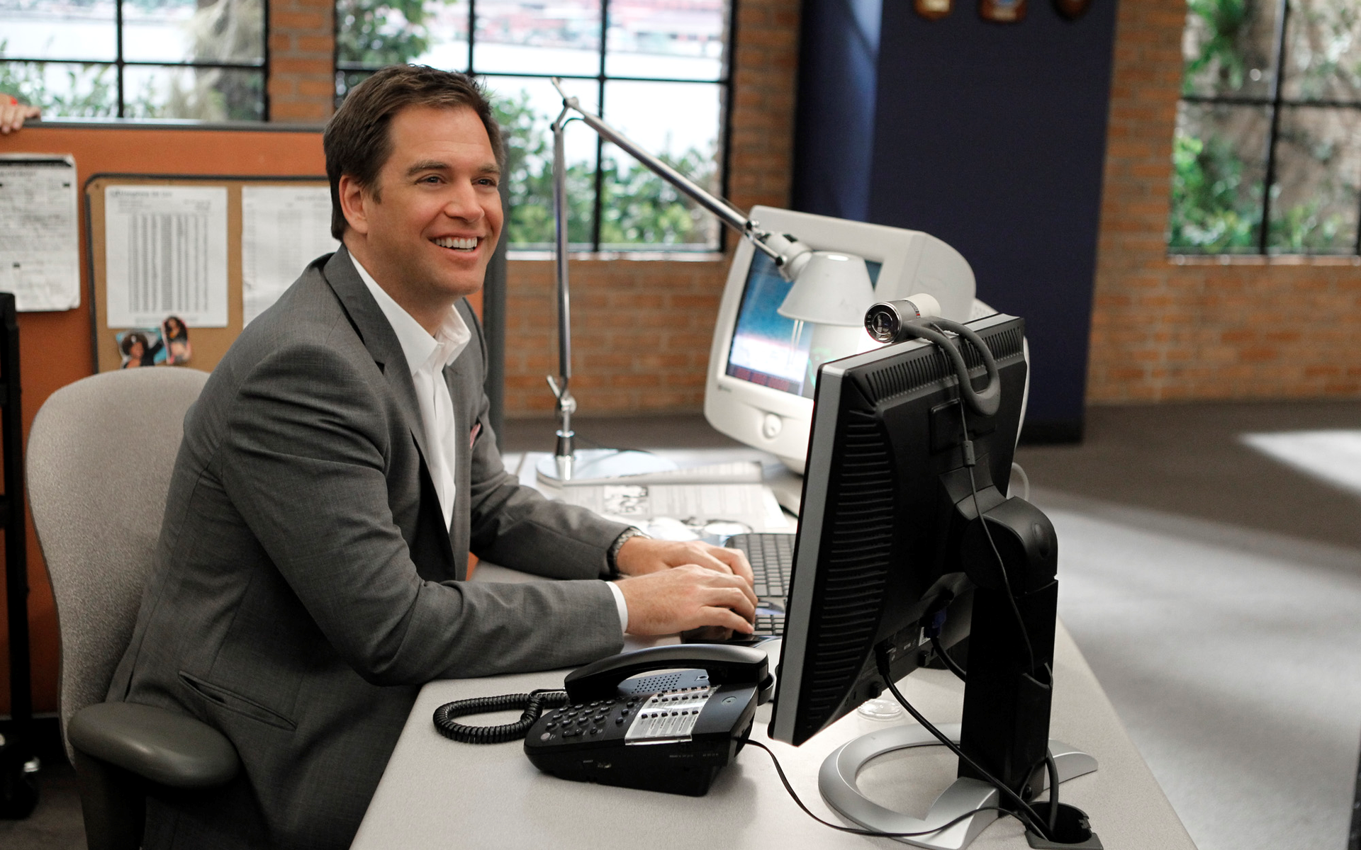 Michael Weatherly at a desk with computers HD Wallpaper