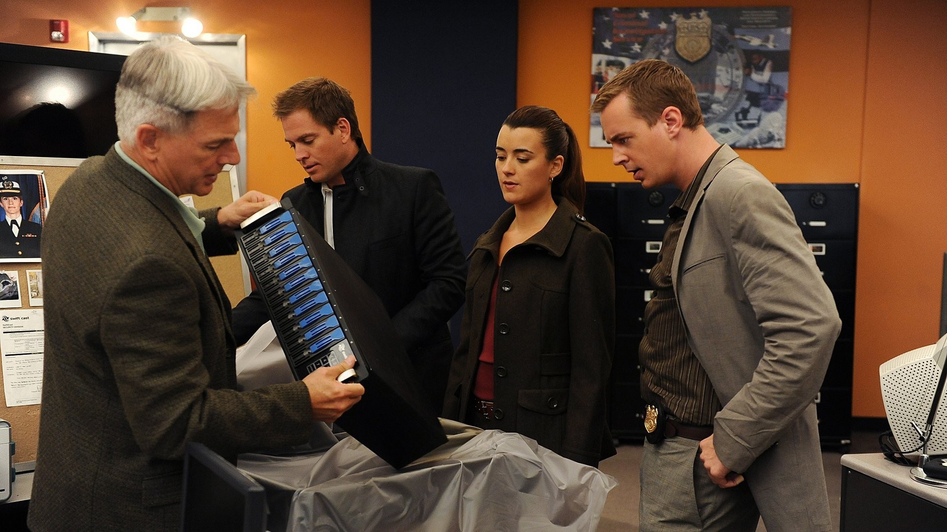 NCIS team examines computer equipment HD Wallpaper
