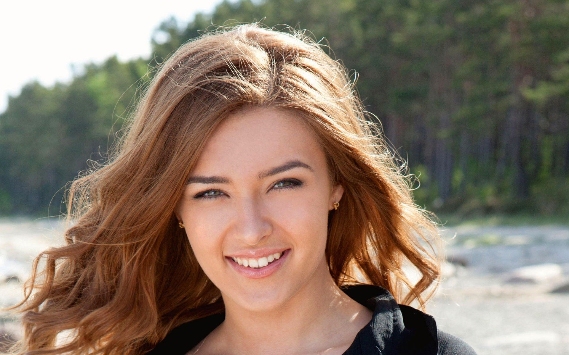 Woman with long auburn hair smiling HD Wallpaper