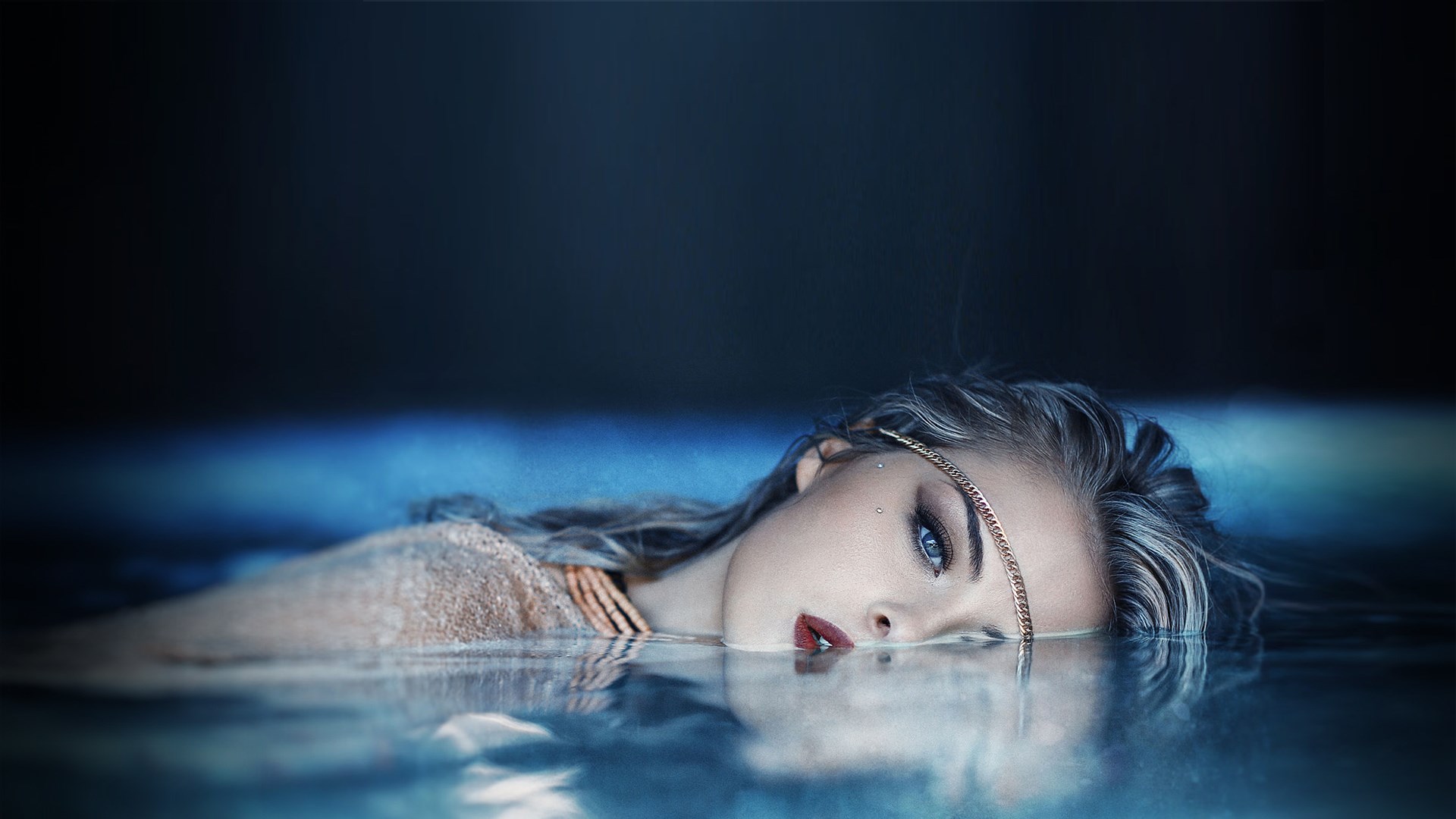 Woman submerged in water with jewelry HD Wallpaper