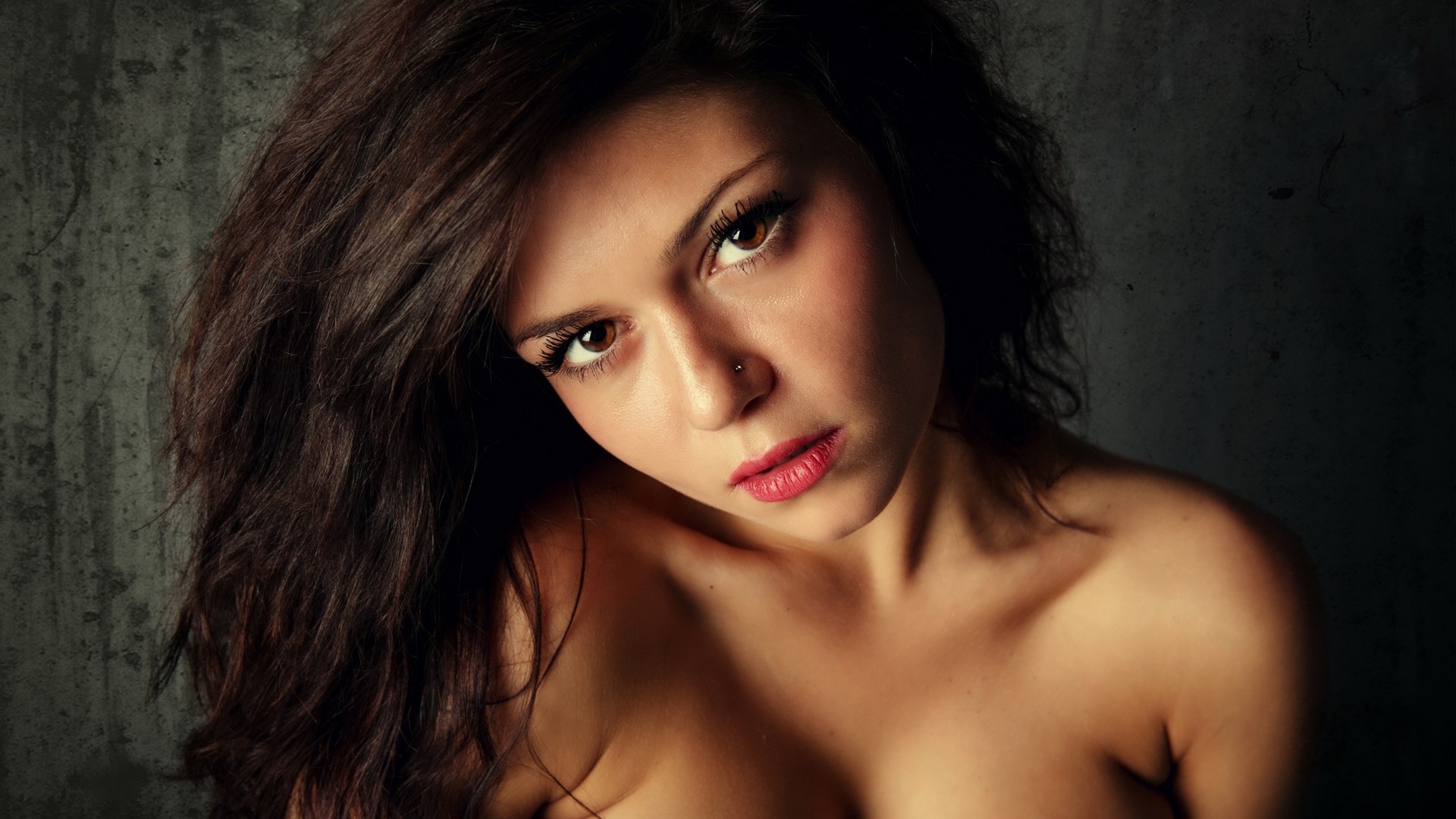Woman with dark hair and bare shoulders HD Wallpaper