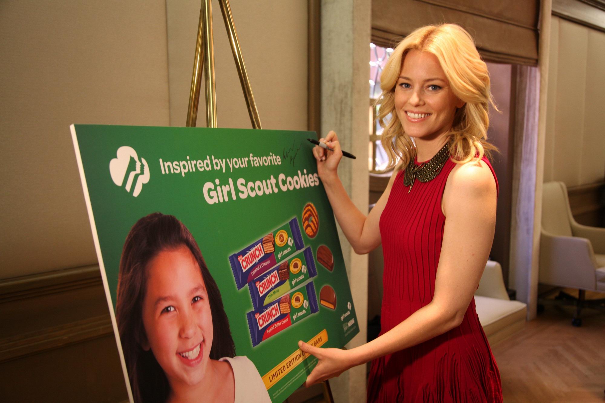 Elizabeth Banks signs Girl Scout Cookies poster HD Wallpaper