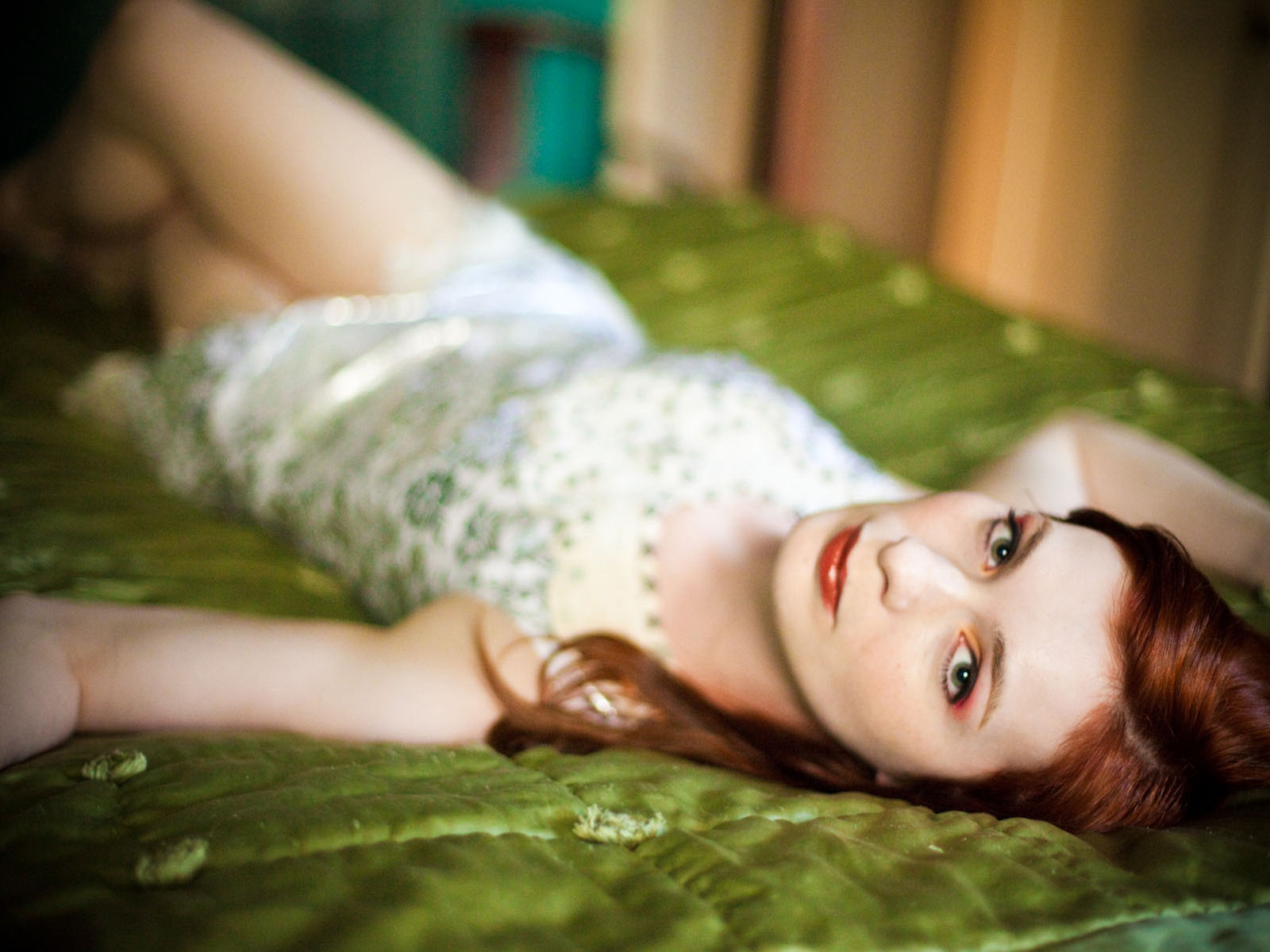 Felicia Day lying on a green bed HD Wallpaper