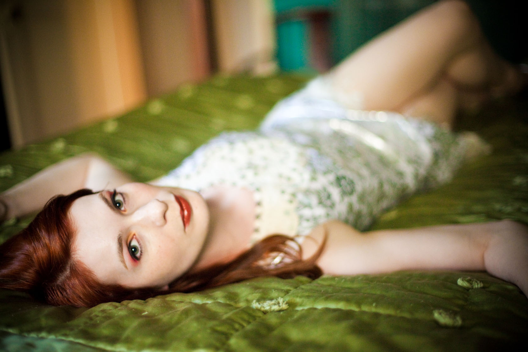 Felicia Day lying on a green bed HD Wallpaper