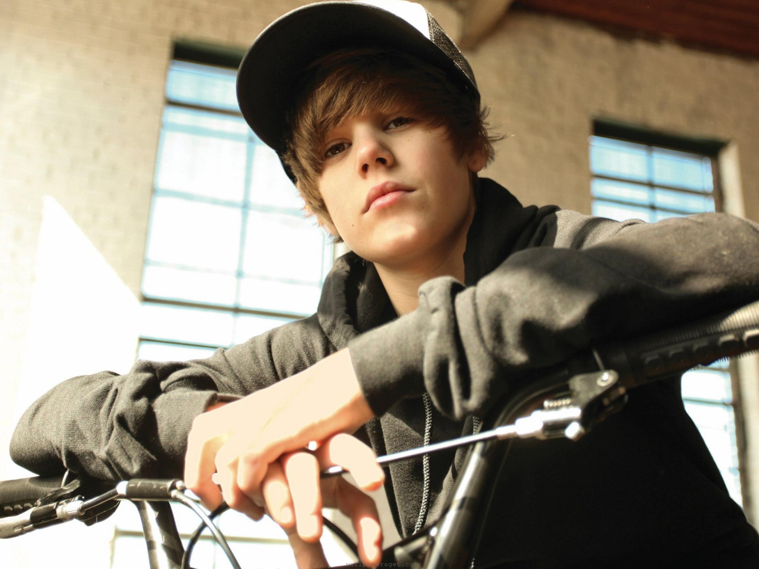 Justin Bieber on a bicycle HD Wallpaper