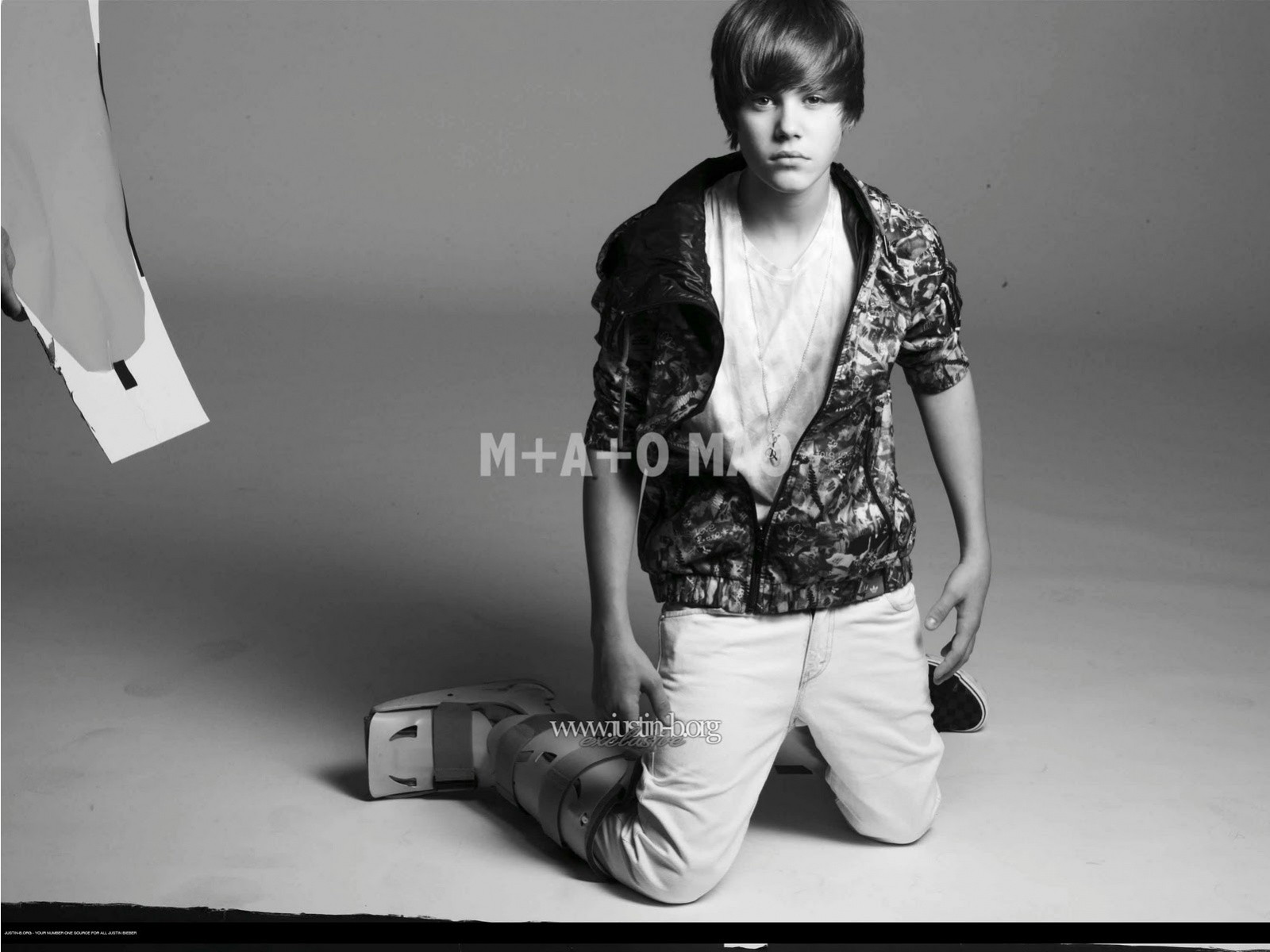 Justin Bieber kneeling in studio HD Wallpaper