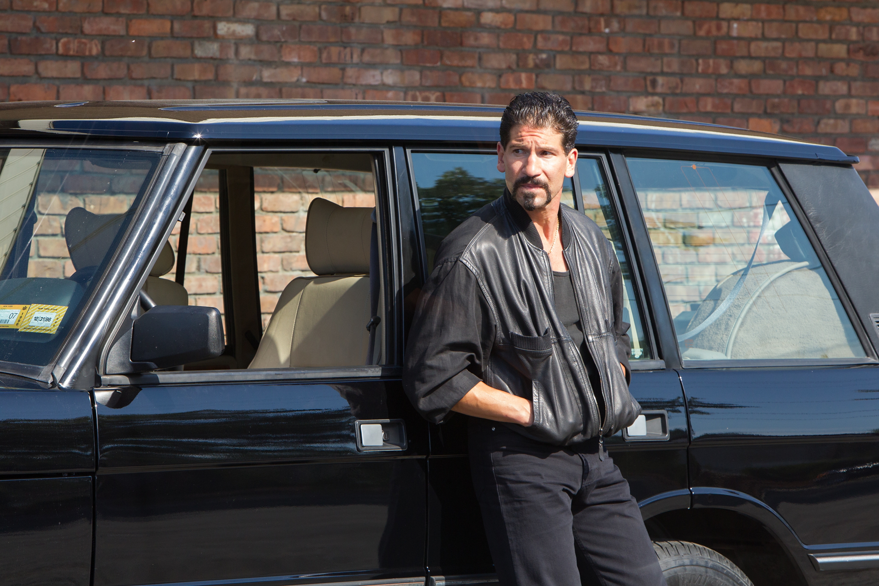 Jon Bernthal leaning on a black Range Rover HD Wallpaper