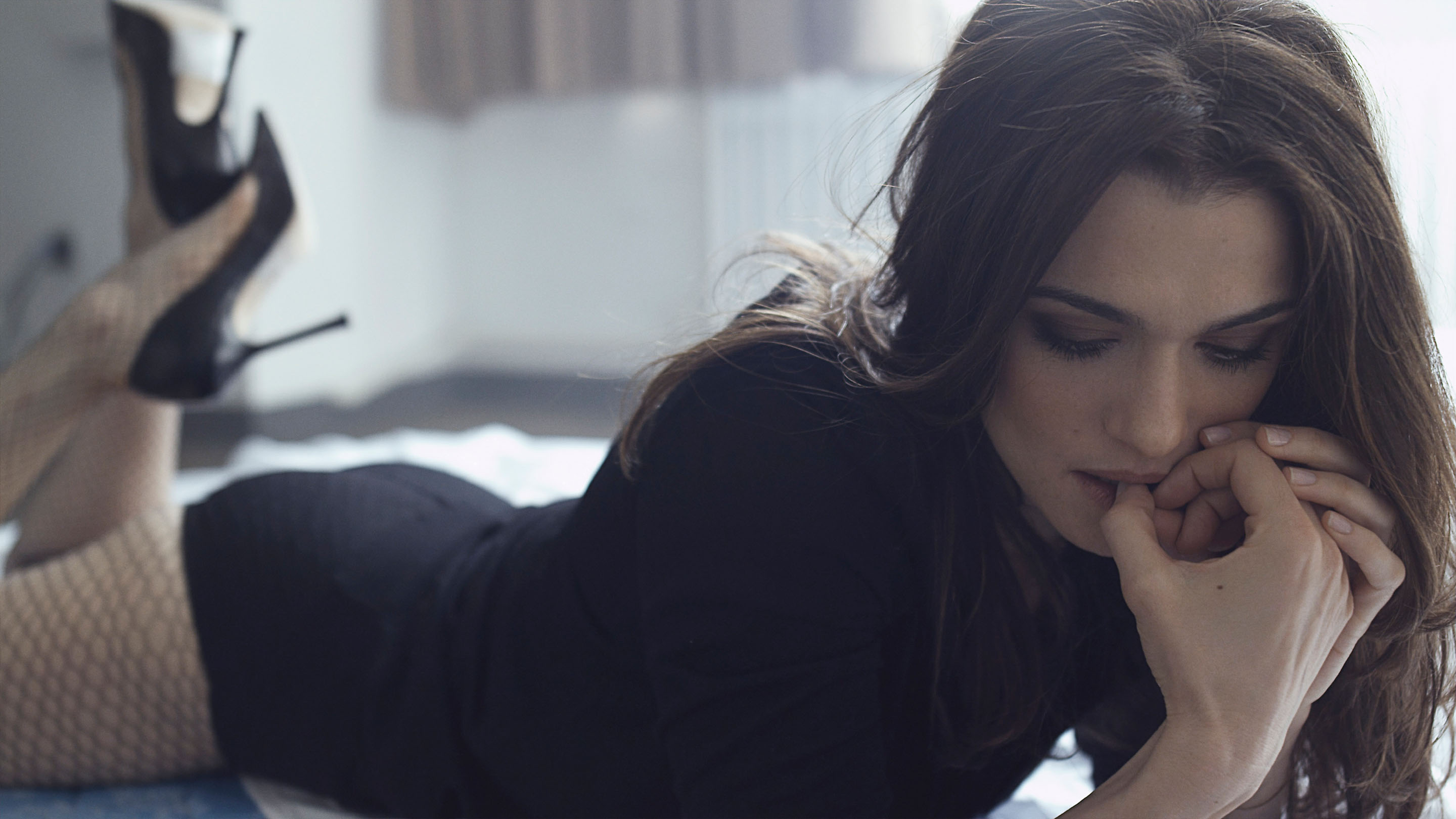 Rachel Weisz in black dress and heels HD Wallpaper