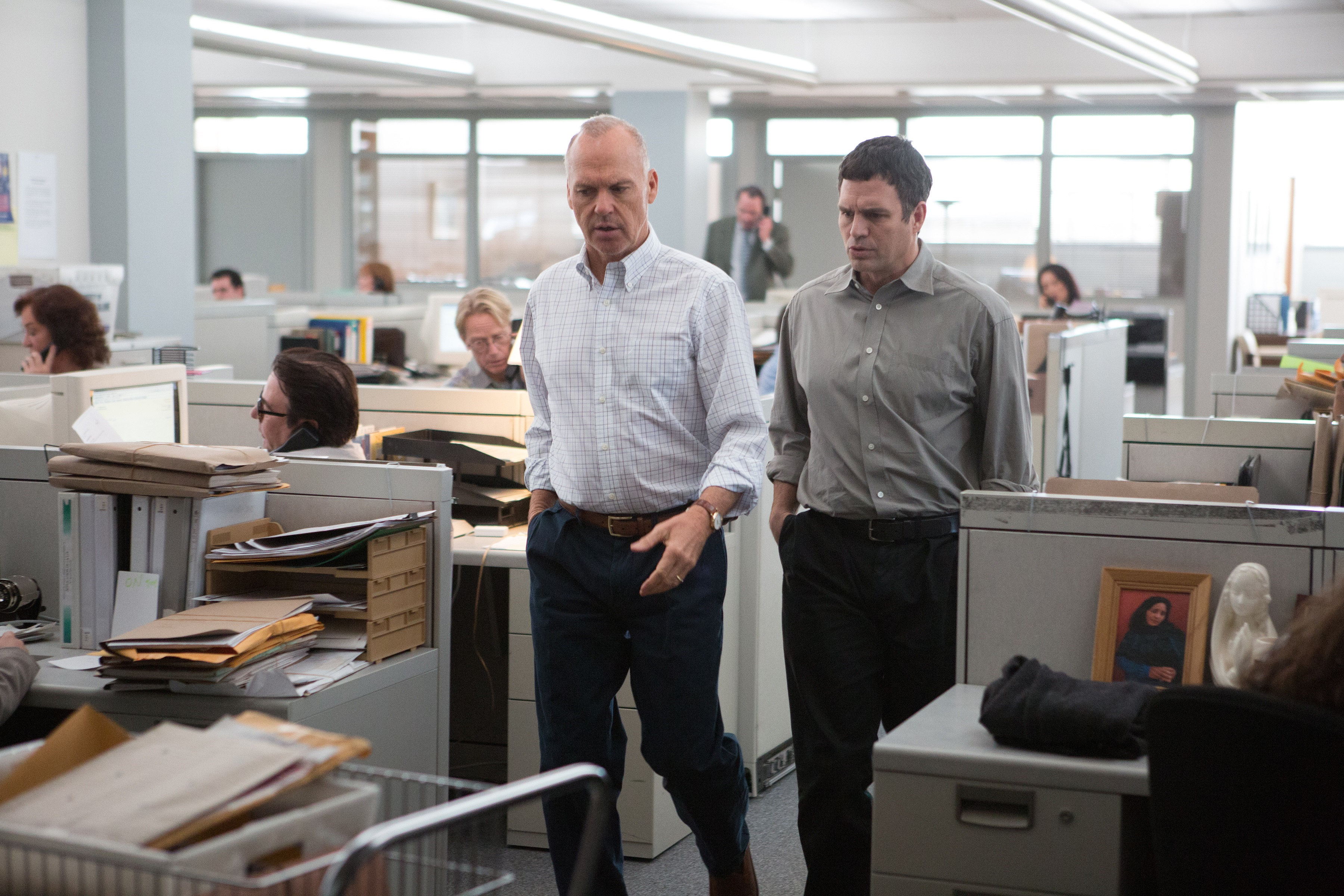 Michael Keaton and Mark Ruffalo in an office HD Wallpaper
