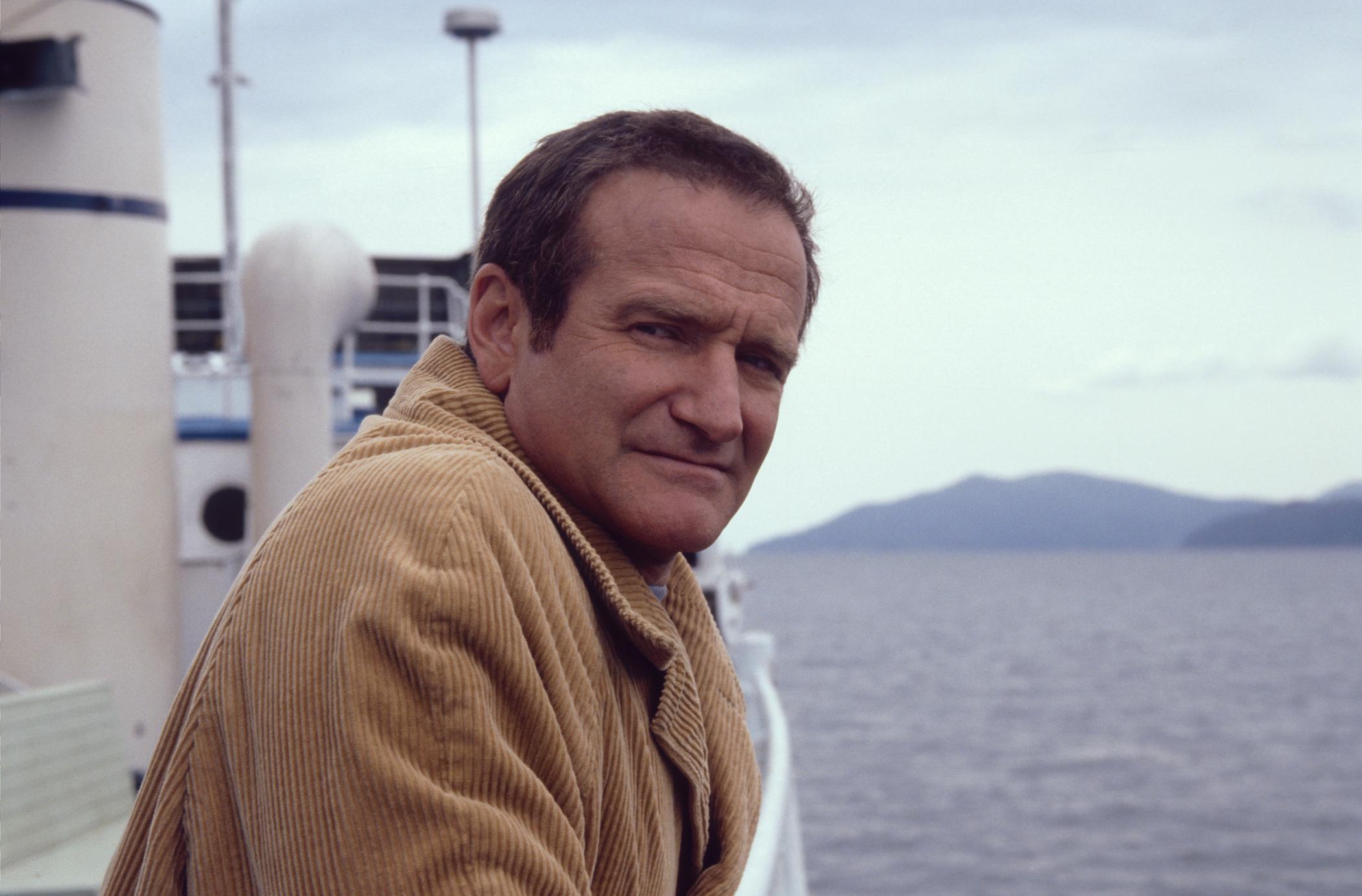 Robin Williams on a boat HD Wallpaper