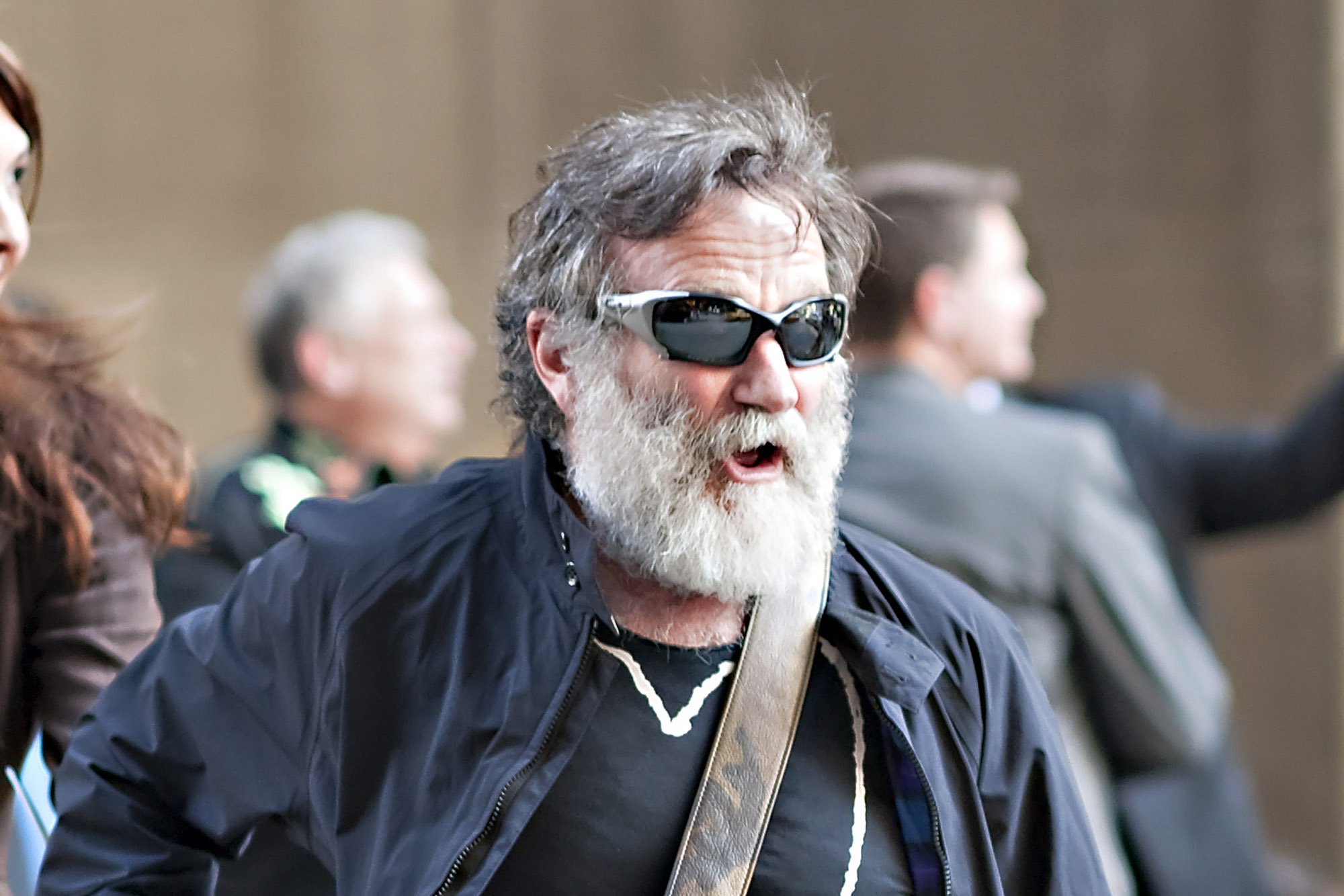 Robin Williams with beard and sunglasses HD Wallpaper