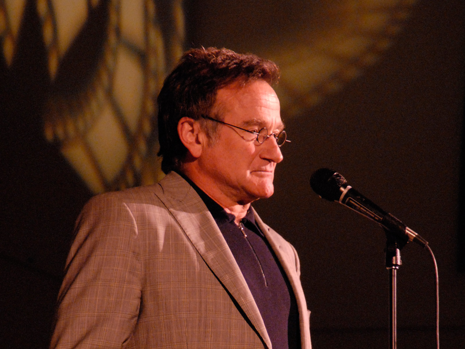 Robin Williams speaking at a microphone HD Wallpaper