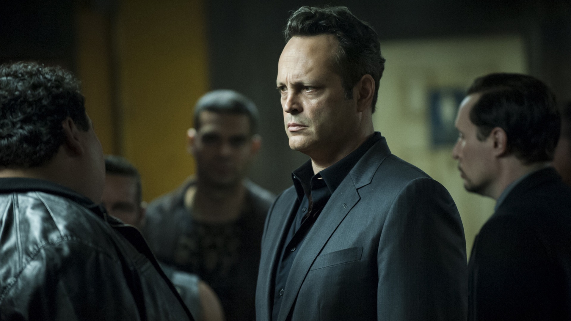 Vince Vaughn in a dark suit HD Wallpaper